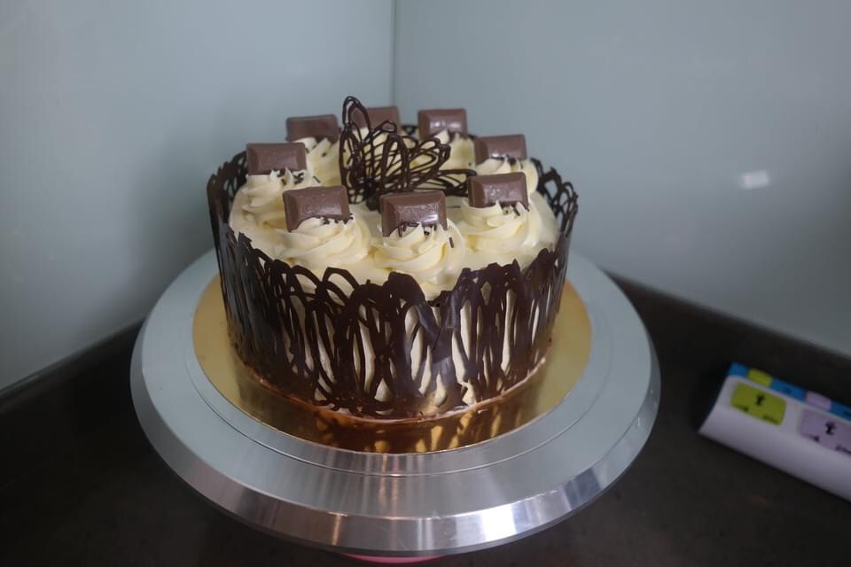 เค้กวันเกิด เค้กชอคโกแลต ตกแต่งด้วยอิตาเลี่ยนบัตเตอร์ครีม และChocolate decoration และชอคโกแลตชิ้นcadbury ขนาด2ปอนด์