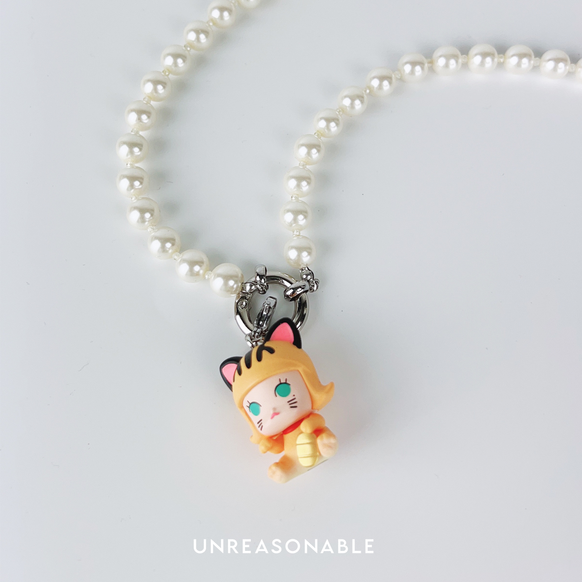 สร้อยคอมุกแก้ว 8 mm. สลับหินสีเหลืองอ่อน POP BEAN พร้อม จี้ Molly UA1005-11 Unreasonable Accessories