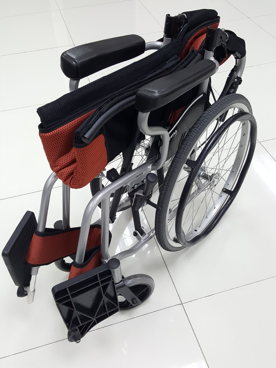 รถเข็นวีลแชร์น้ำหนักเบา อลูมินัมอัลลอยด์คาร์ม่า รุ่น S-Ergo 205 F20 (WheelChair Karma S-Ergo 205 F20) พกพาสะดวก กะทัดรัด พับได้ ล้อหลังใหญ่
