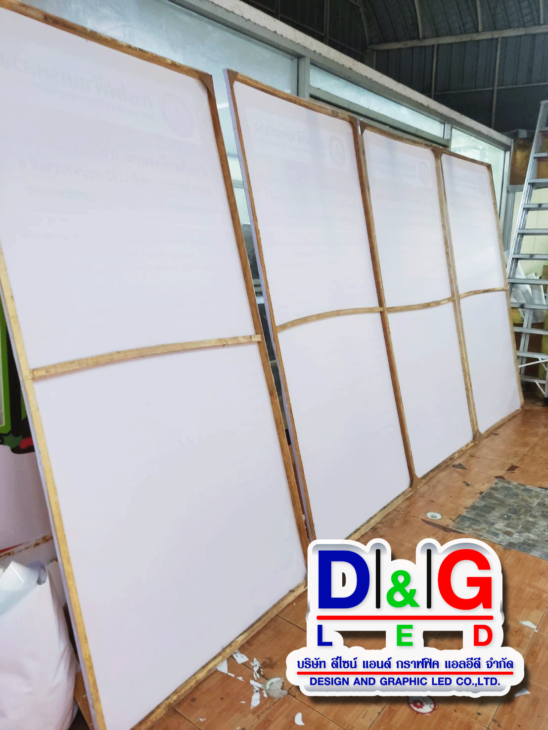 ป้ายไวนิลขึงโครงไม้