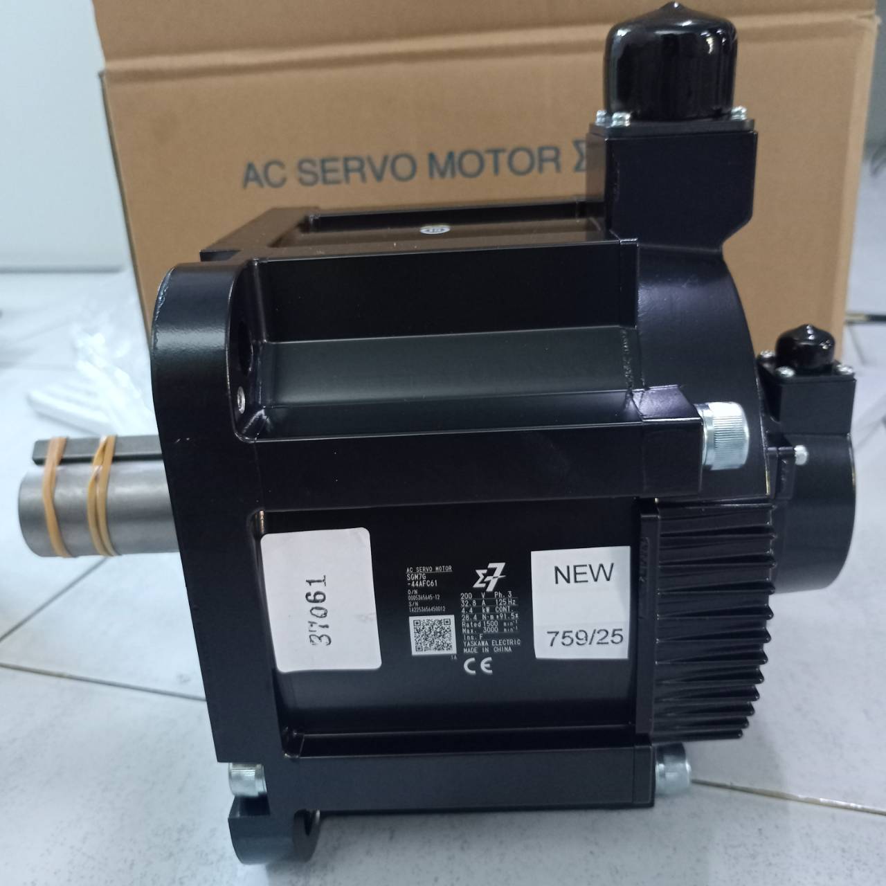 จำหน่าย SERVO MOTOR “YASKAWA” Model : SGM7G-44AFC61