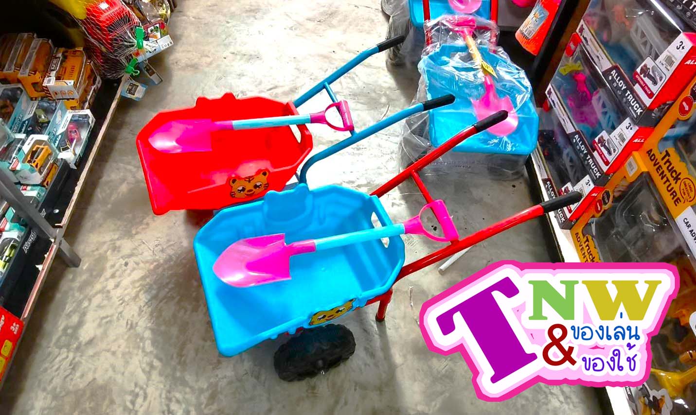 🚜✨ รถเข็นทรายของเล่นเด็ก พร้อมพลั่ว แถมฟรี! อุปกรณ์ตักทรายสุดน่ารัก ✨🚜