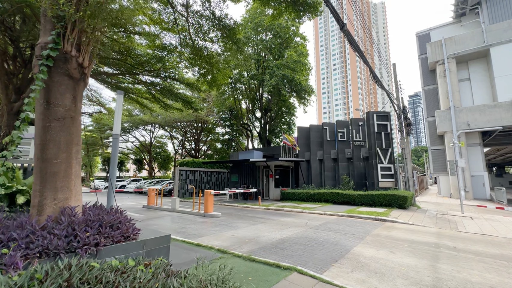 ขาย Hive Sathorn (ไฮฬ์ สาทร คอนโด) ชั้น 23 ขนาดห้อง 70 ตร.ม. บนทำเลติด BTS สถานีกรุงธนบุรี ซึ่งปัจจุบันเป็นจุดเปลี่ยนรถไฟฟ้าสายสีทอง