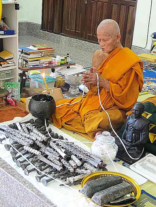 แพะมหาเสน่ห์ เนื้อนวะโลหะ รุ่นแรก หลวงปู่เจิม วัดหนองน้ำขุ่น จ.ระยอง ปี 2557 (เลี่ยมพลาสติกกันน้ำพร้อมใช้)