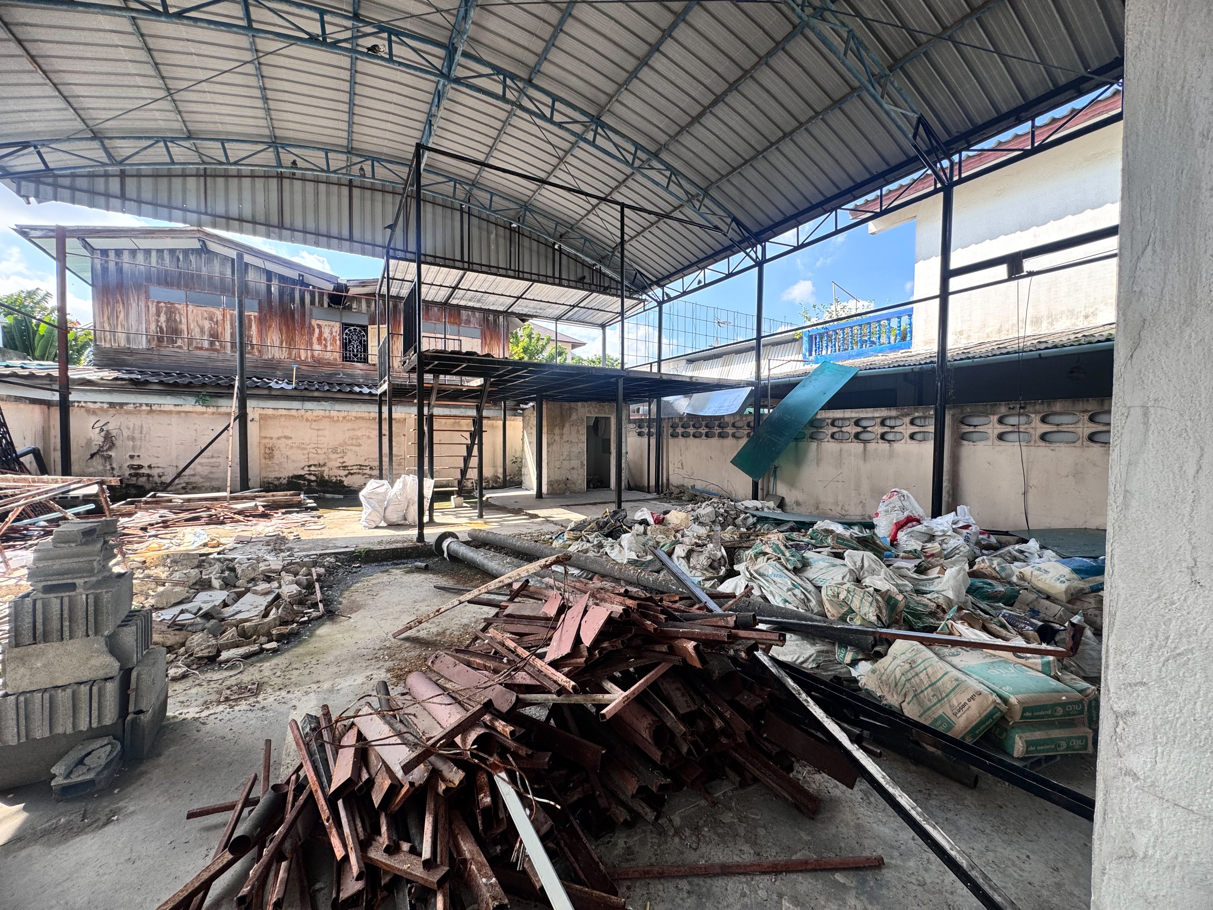 ให้เช่าโกดังซอยสุขุมวิท105 พื้นที่ 50 ตรว. โกดังลาซาล (N.1020)