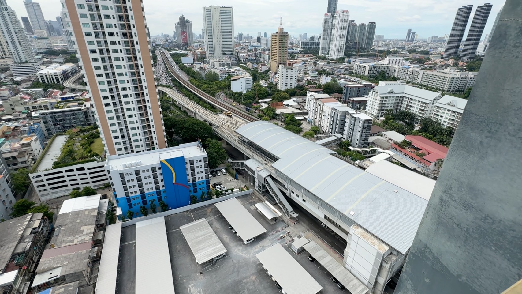 ขาย Hive Sathorn (ไฮฬ์ สาทร คอนโด) ชั้น 23 ขนาดห้อง 70 ตร.ม. บนทำเลติด BTS สถานีกรุงธนบุรี ซึ่งปัจจุบันเป็นจุดเปลี่ยนรถไฟฟ้าสายสีทอง