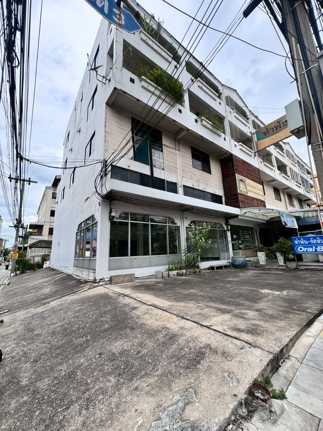 ให้เช่าอาคารพาณิชย์หลังมุม 2 คูหา 4 ชั้น ถนนอุดมสุข ทำเลดี (N.1865)