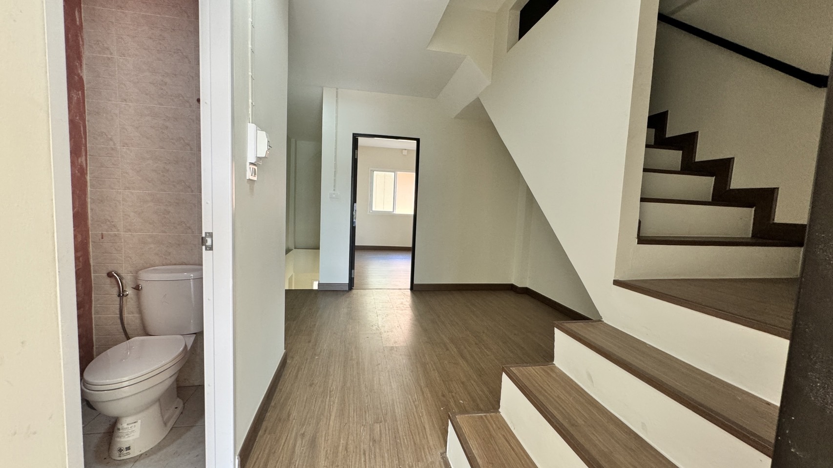 ให้เช่า/ขายอาคารพาณิชย์ตึกใหม่ (ไม่เคยอยู่) 3 ชั้น สไตล์ทาวน์โฮม ลำลูกกาคลอง 4 รังสิต ปทุมธานี ตัวอาคารเย็นสบาย - ขนาด 22.3 ตร.วา กว้าง 4 เมตร ลึก 18 เมตร - 4 ห้องนอน 3 ห้องน้ำ