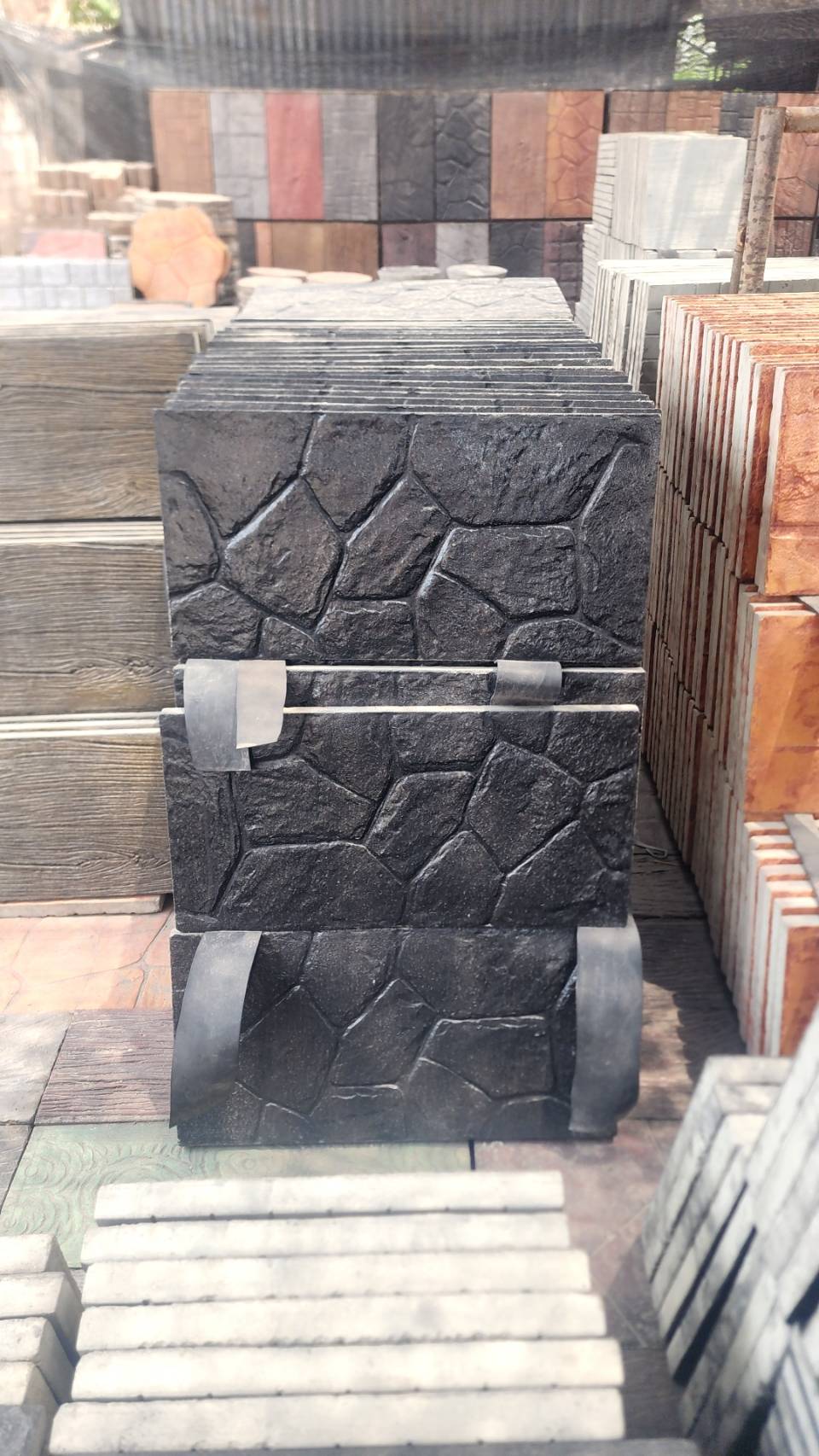 แผ่นปูทางเท้าพิมพ์ลาย แบบยาว โทนสีดำ