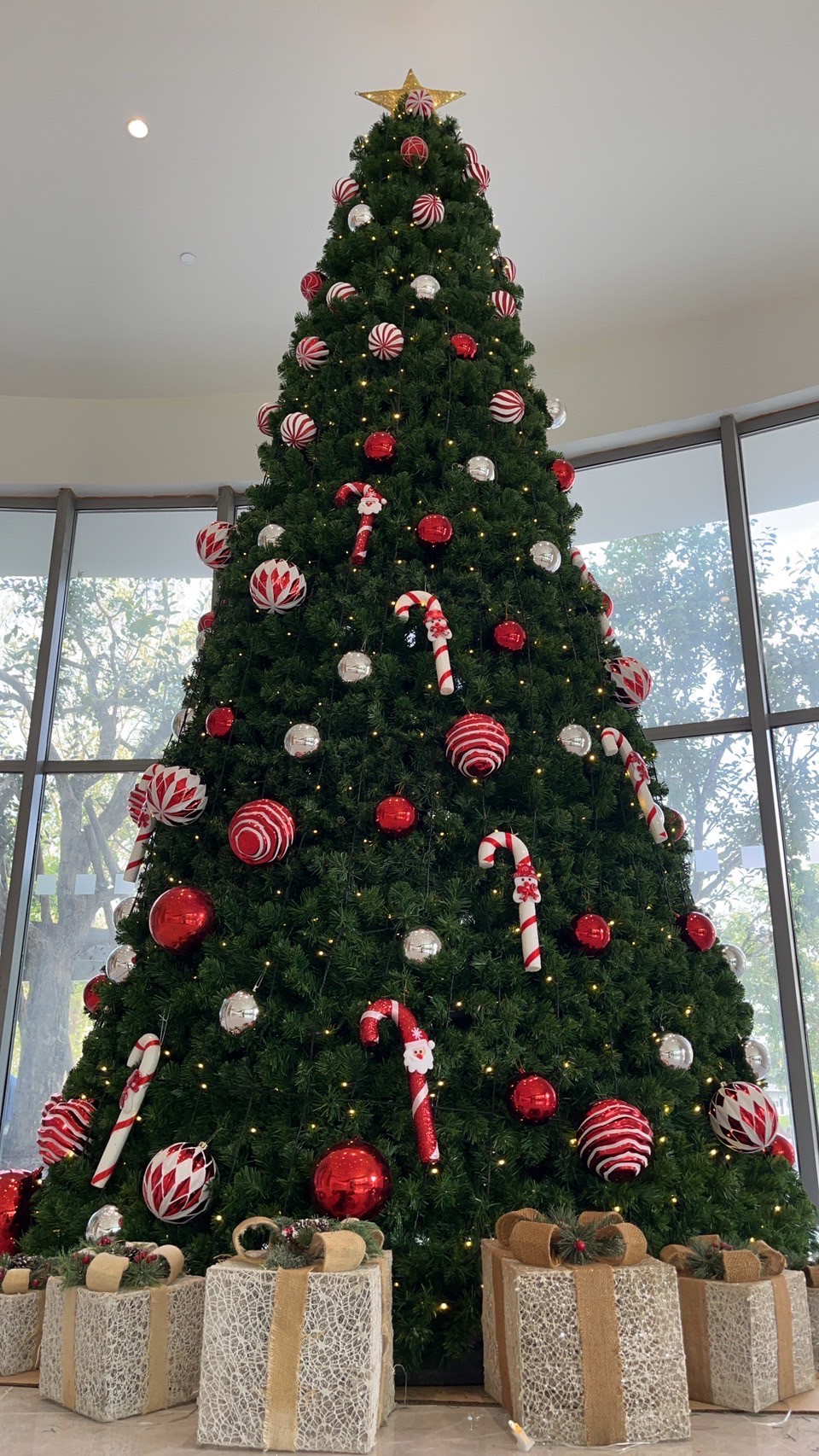 ลูกบอลคริสต์มาสสีขาวแดงลายจุด 12 ซม.