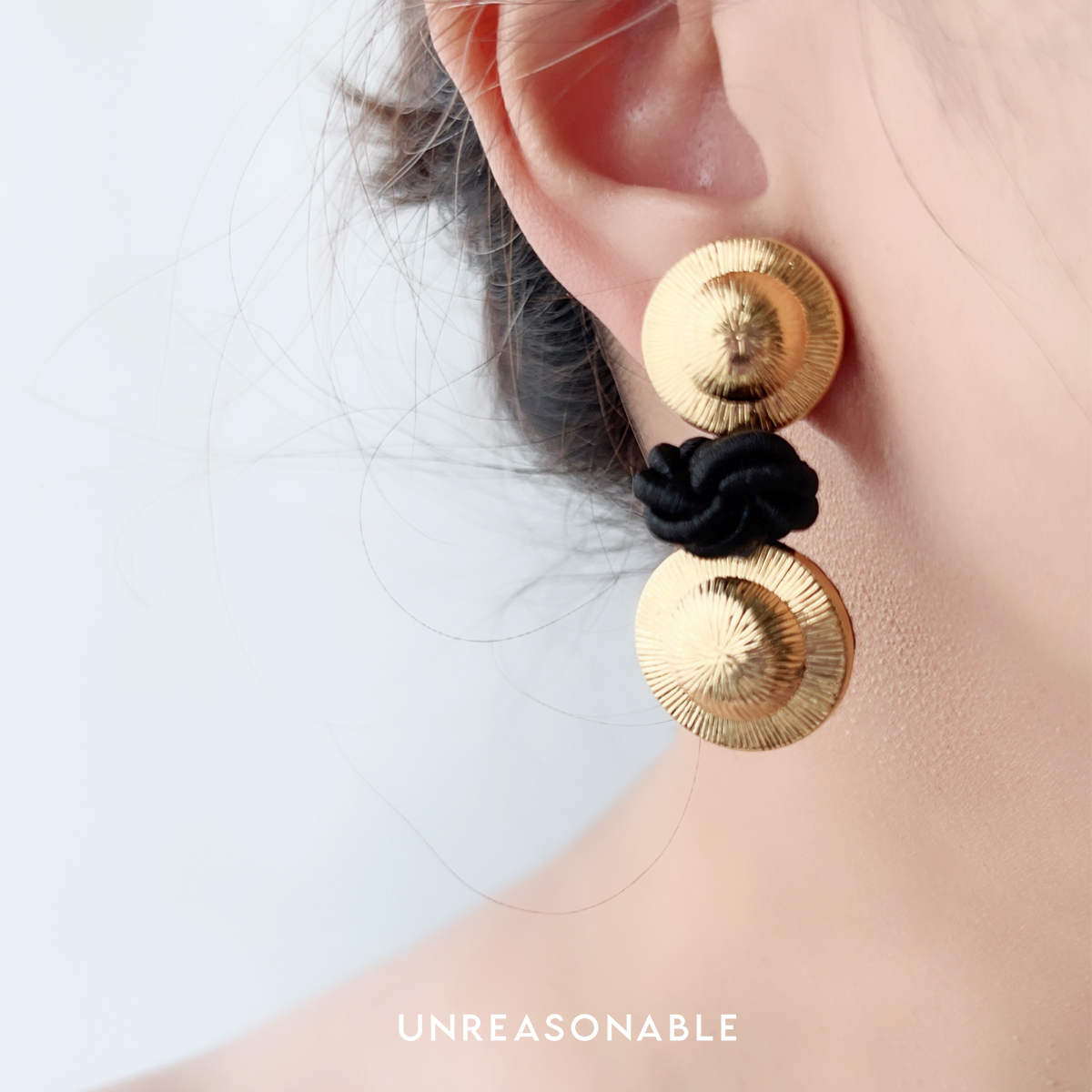ต่างหูสีทอง พร้อมเชือกสีดำ ต่างหูคลิป ต่างหูก้านเงินแท้ น้ำหนักเบา UA0946-01 Unreasonable Accessories