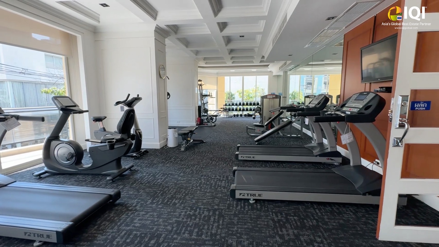 ขายด่วน! Condo Royce Private Residences คอนโดหรูใจกลางสุขุมวิท ใกล้ BTS และ MRT อโศก เพียง 950 เมตร Royce Private Residences สุขุมวิท 31 พื้นที่กว้างขวาง 176 ตร.ม. เทียบเท่าบ้านเดี่ยว บนทำเลกลาางเมือง เหมาะสำหรับครอบครัวที่ต้องการพื้นที่ใช้สอยกว้างขวาง 3