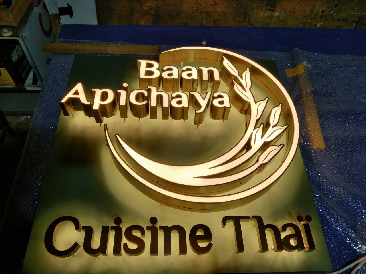 อักษรสแตนเลสหน้าทองแฮร์ไลน์