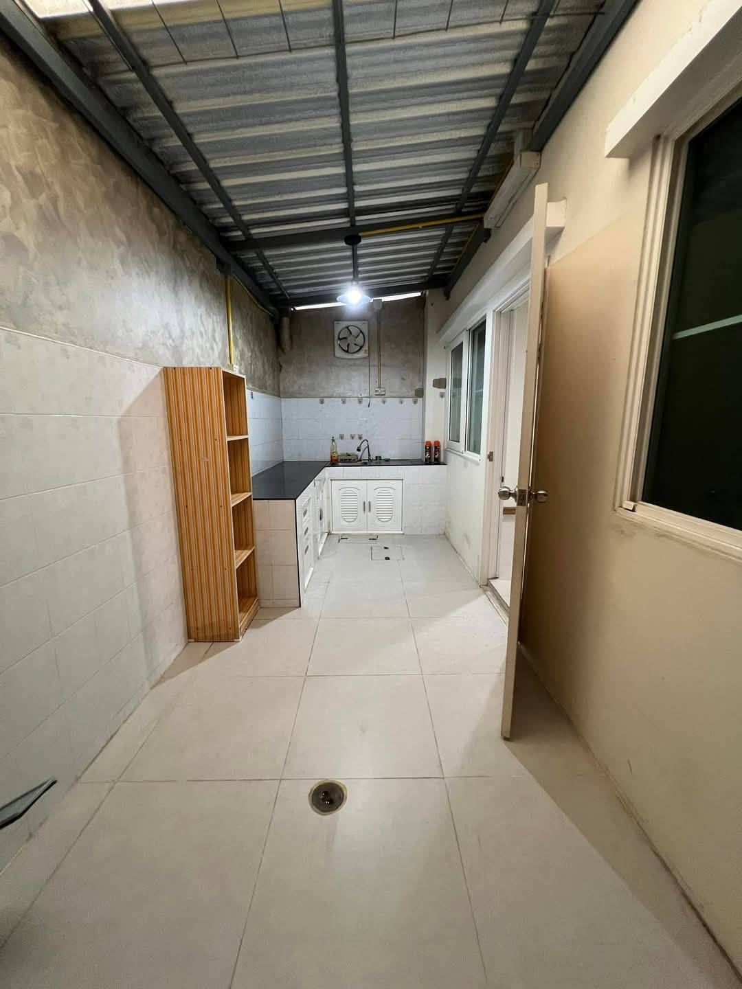 ขายทาวน์เฮ้าส์ หมู่บ้าน โกลเด้น ทาวน์ บางนา-กิ่งแก้ว บ้านหลังมุม ขายพร้อมผู้เช่า (N.1574)