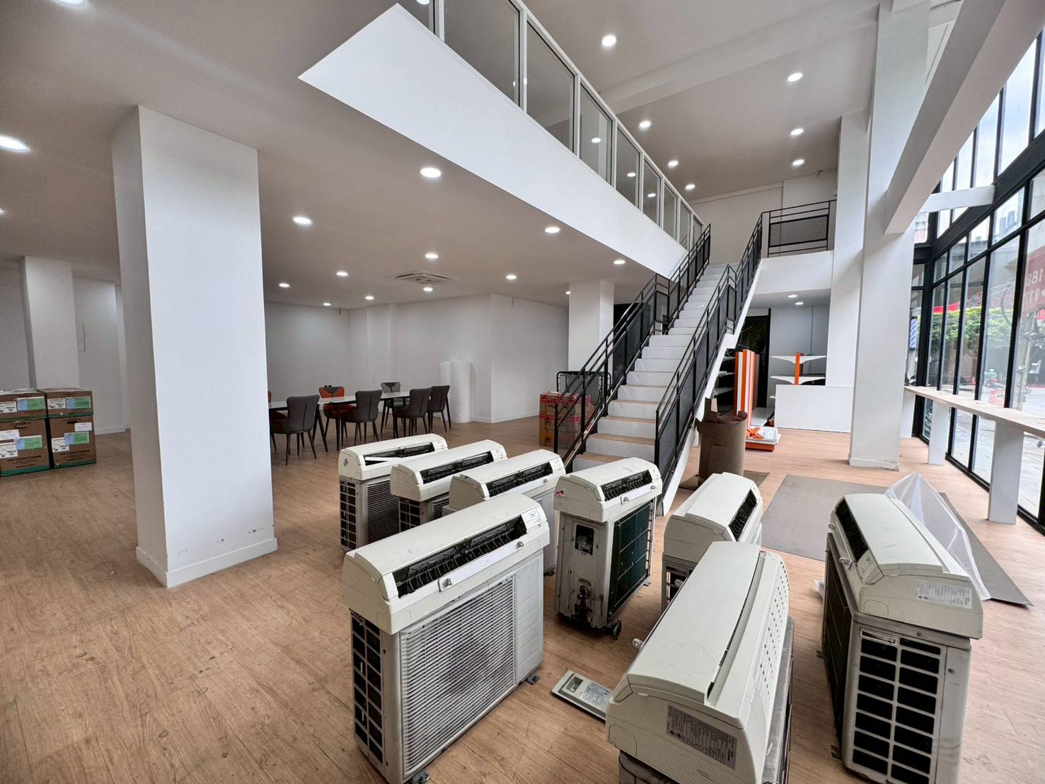 ให้เช่าพื้นที่ ชั้น 1 และชั้นลอย ทำเลเอกมัย ใกล้ BTS เอกมัย (N.1222)