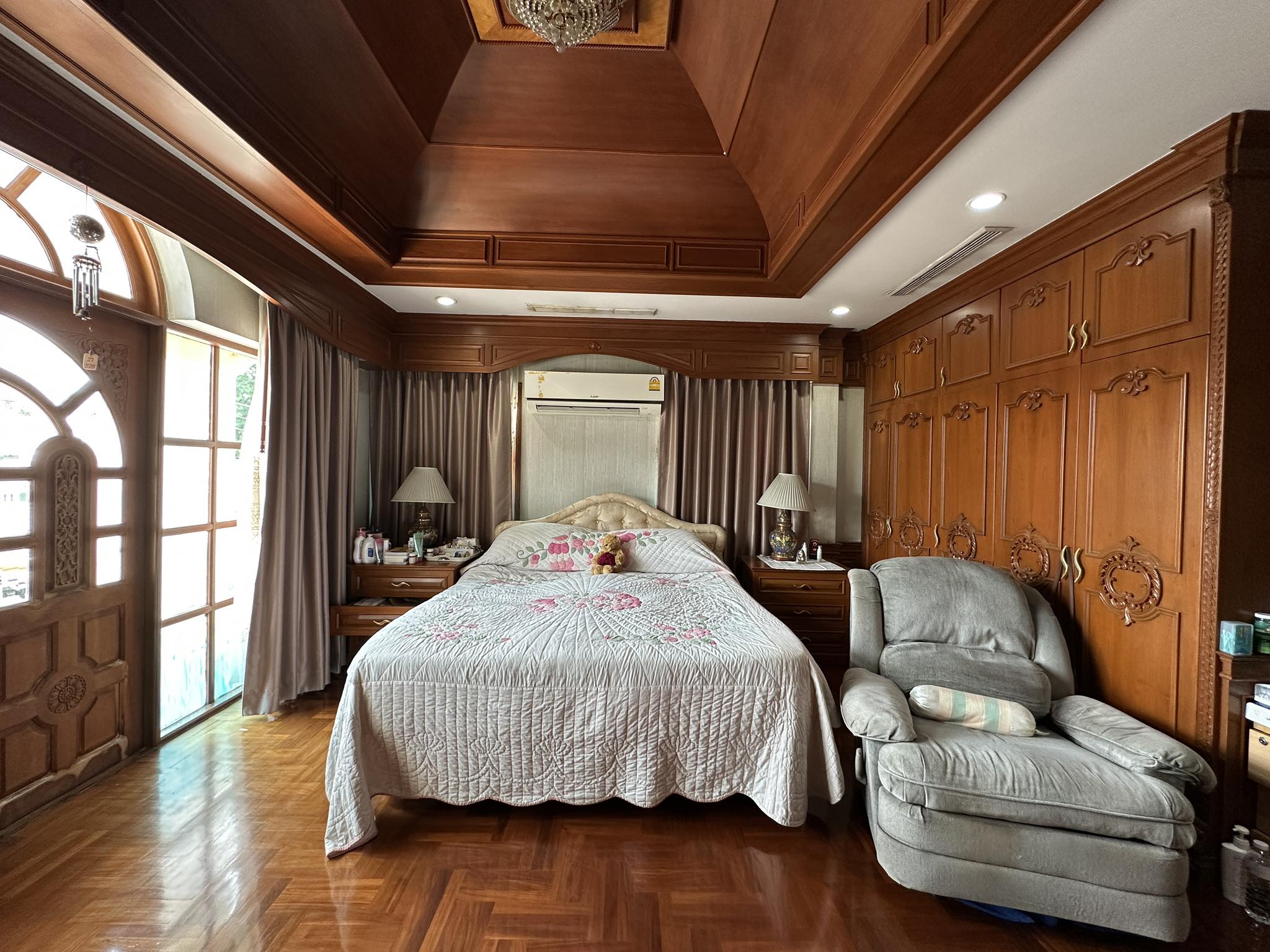 บ้านเดี่ยว ลดาวัลย์ ลากูน รังสิต ปทุมธาณี : Baan Ladawan Lakoon Rangsit คฤหาสน์เศรษฐี รอบล้อมด้วยเลคลากูน บ้านสวยพร้อมอยู่ บิวอินด้วยงานไม้สักทั้งหลัง พื้นที่ใช้สอยกว้างขวาง ตัวบ้านหันหน้าไปทางทิศใต้ ถนนกว้าง หลังบ้านวิวธรรมชาติร่มรื่นเงียบสงบ มีความเป็นส