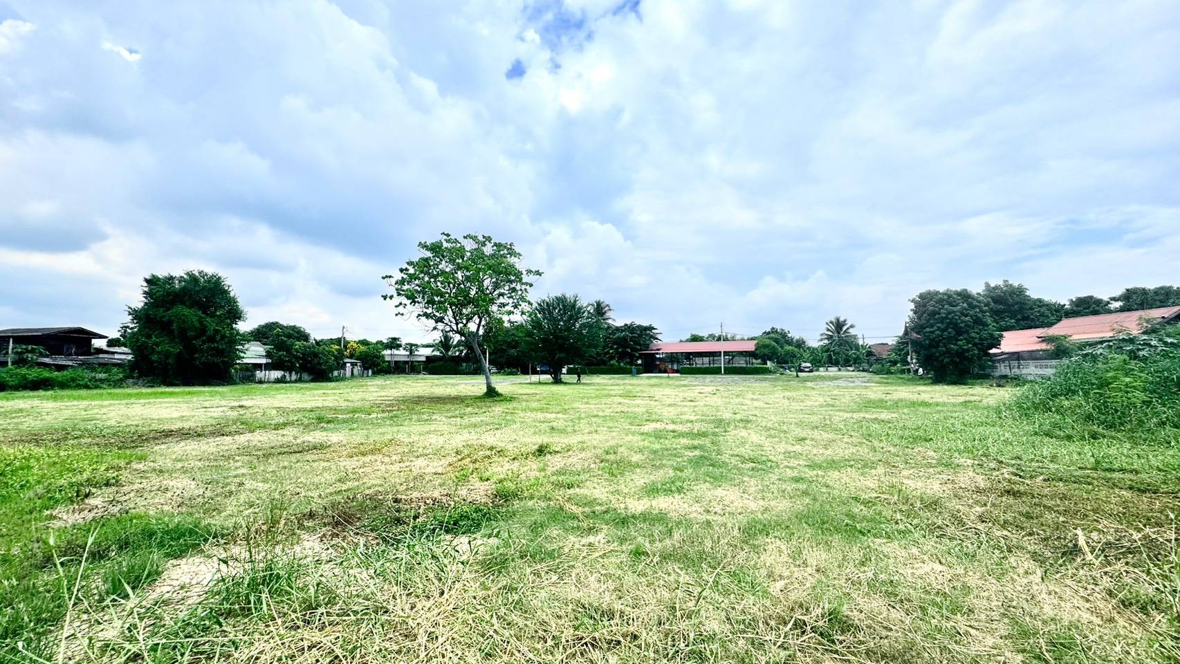 ขายที่ดิน ราชบุรี แปลงใหญ่ สำหรับสร้างหมู่บ้าน พื้นที่รวมประมาณ 4 ไร่ 3 งาน 39 ตารางวา ทำเลศักยภาพสูง 🚗 จุดเด่นของที่ดิน ✅ ติดถนน 3 ด้าน เข้า-ออกได้หลายทาง ✅ ติดคลองชลประทาน บรรยากาศร่มรื่น ลมดีตลอดปี ✅ รายล้อมด้วย ชุมชน โรงเ