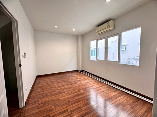 ให้เช่าทาวน์โฮม หมู่บ้านดิเอ็กซ์คลูซีฟ พัฒนาการ44 (The Exclusive-Pattanakarn44) ใกล้ APL หัวหมาก (N.1915)