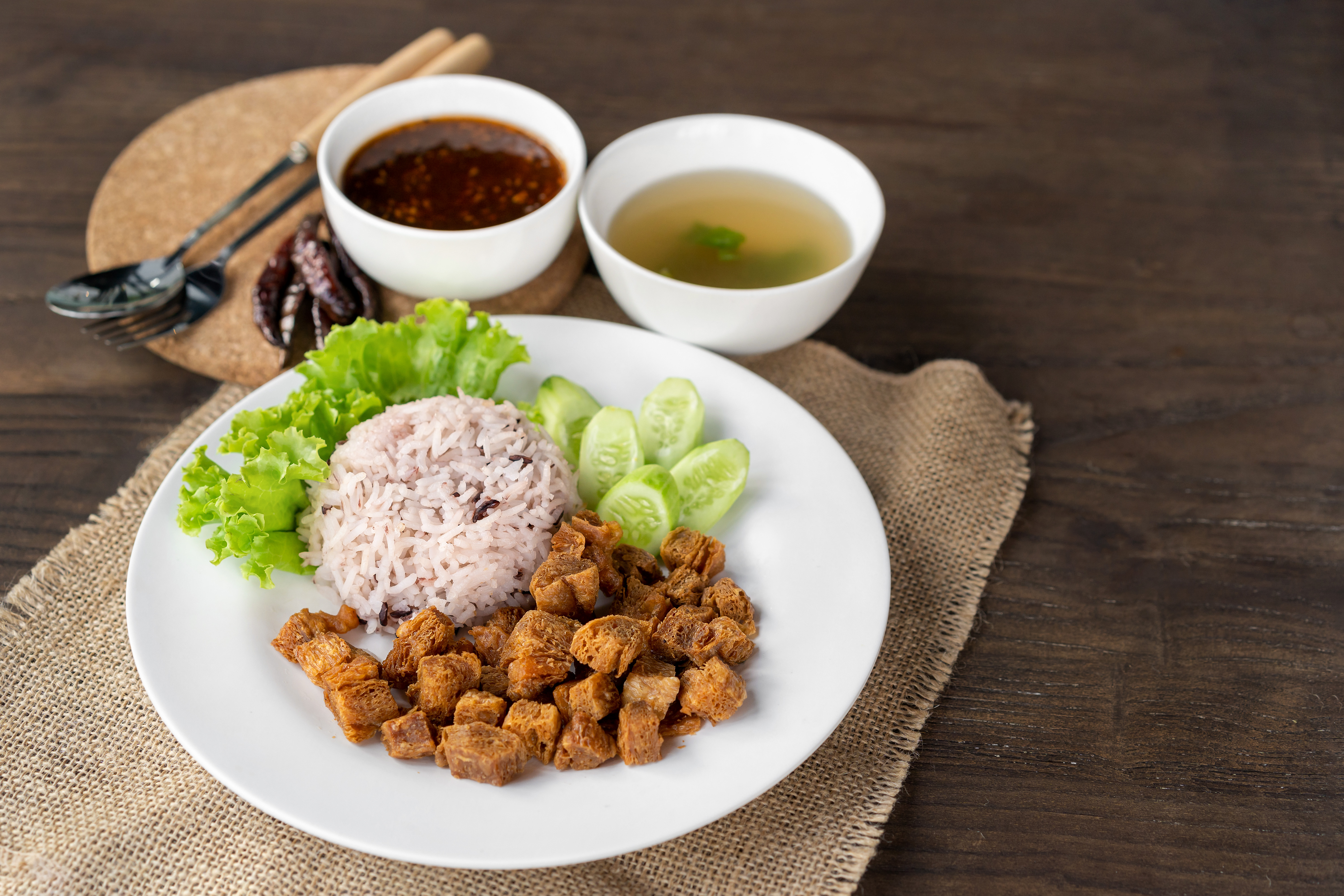 อาหารเจ ข้าวหมูกรอบเจ สูตรเด็ดยอดนิยมของร้านโซวีแกนสาขาคลองหลวง ปทุมธานี