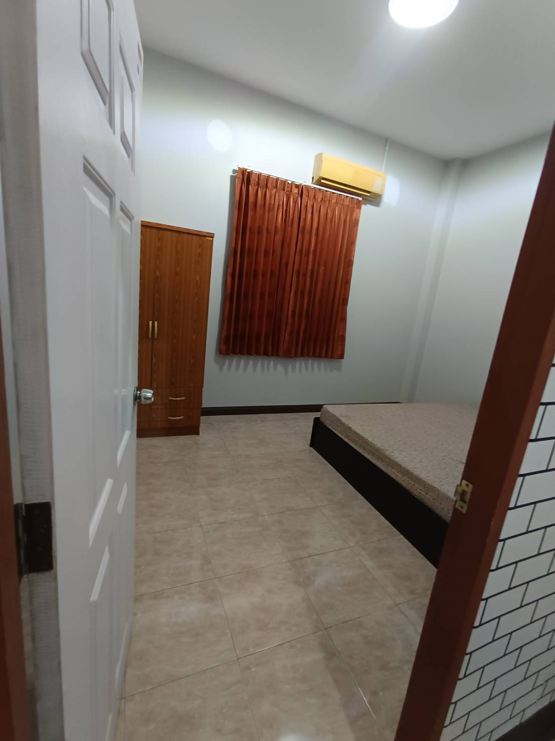 ขายบ้านเดี่ยว พฤกษาแลนด์ หนองชาก บ้านบึง ชลบุรี ราคาดีที่สุดในย่านนี้! เพียง 2.99 ล้านบาท บนพื้นที่กว้างขวางถึง 93.4 ตร.ว. ขนาด 2 ห้องนอน 2 ห้องน้ำ พร้อมห้องครัว ห้องทานข้าว และห้องรับแขก แถมเฟอร์นิเจอร์และแอร์ 2 เครื่อง จอดรถสบายๆ ได้ถึง 7 คัน! (ในบ้าน 4