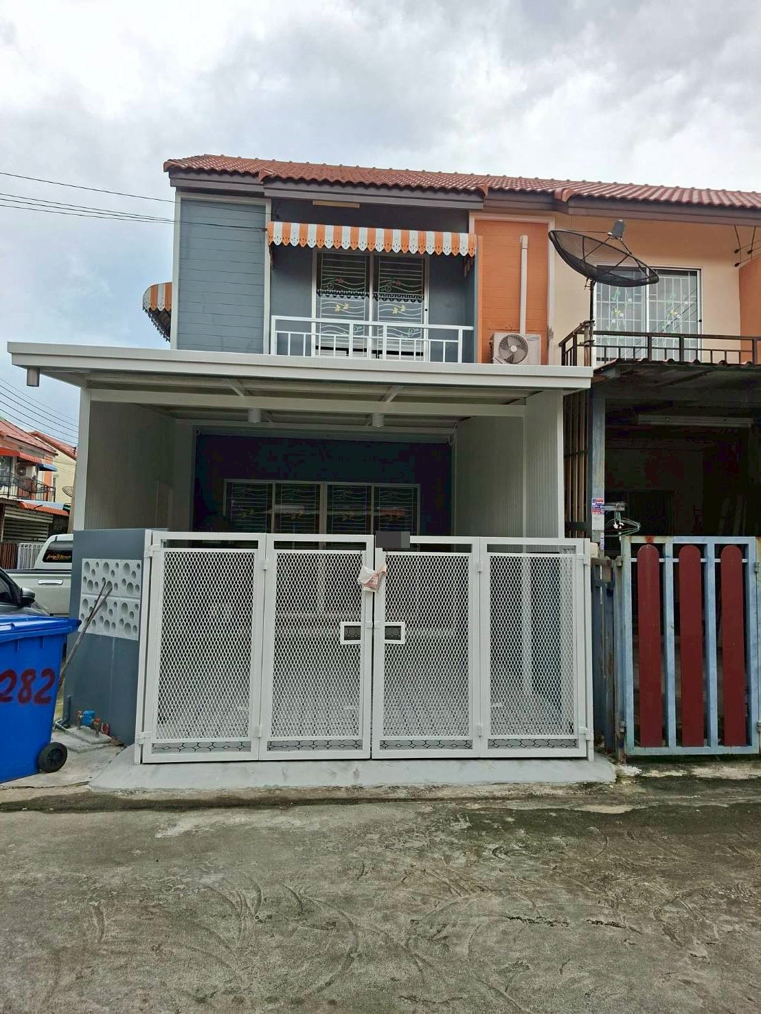 ขายด่วนทาวน์เฮ้าส์ 2 ชั้น บ้านหลังมุม หมู่บ้านชายคลอง ซอยคิงคองบางบ่อ พร้อมอยู่ (N.1876)