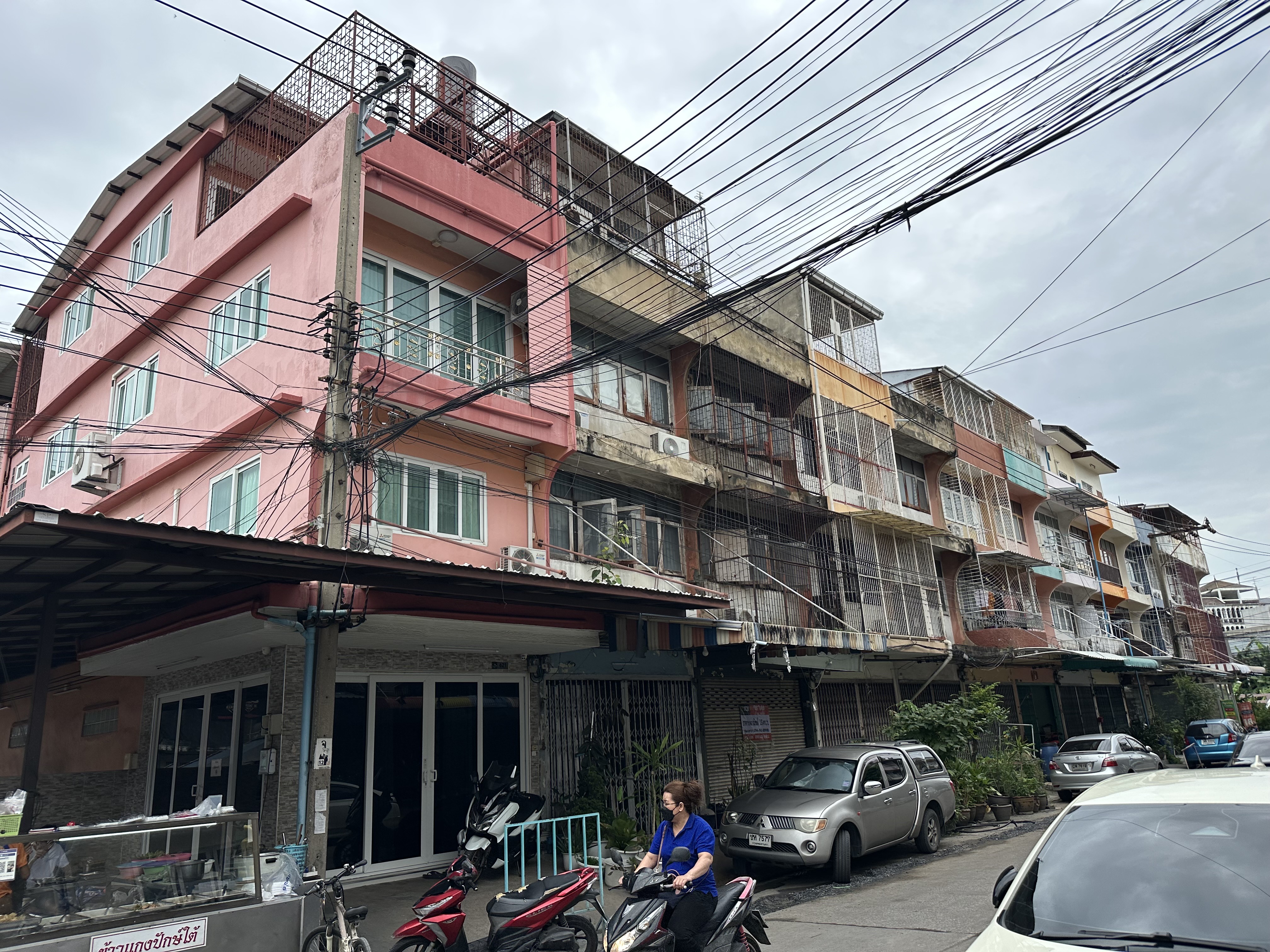 ขายอาคารพาณิชย์ 3 ชั้น ถ.ลาดพร้าว 62 หมู่บ้านตะวันรุ่ง ขนาด 15 ตรว. เหมาะสำหรับทำการค้า,สำนักงาน และพักอาศัย