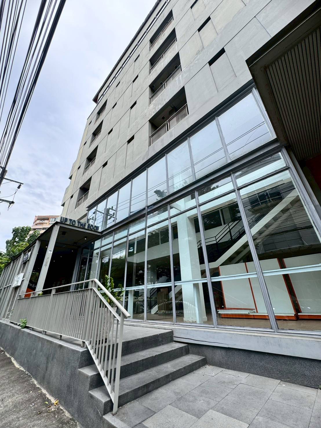 ให้เช่าพื้นที่ ชั้น 1 และชั้นลอย ทำเลเอกมัย ใกล้ BTS เอกมัย (N.1222)