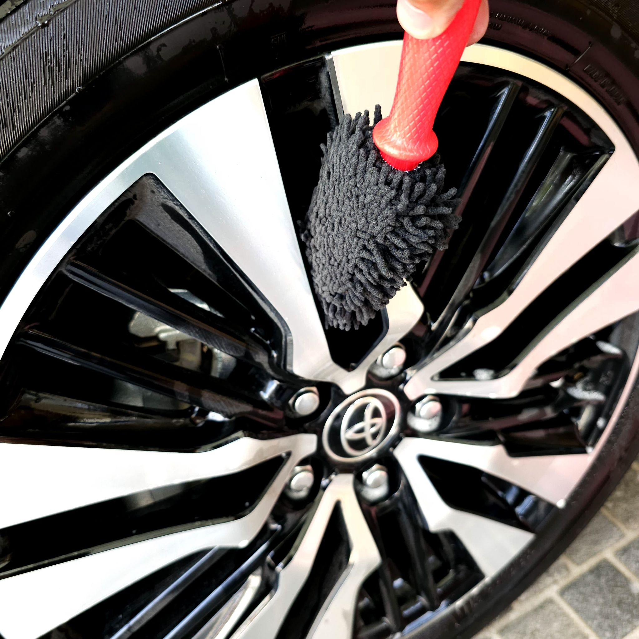 แปรงล้างล้อ Prostaff ขนาด 24 เซน ตัวด้ามจับยืดหยุ่นพอดีมือ เอียงได้ 12 องศา