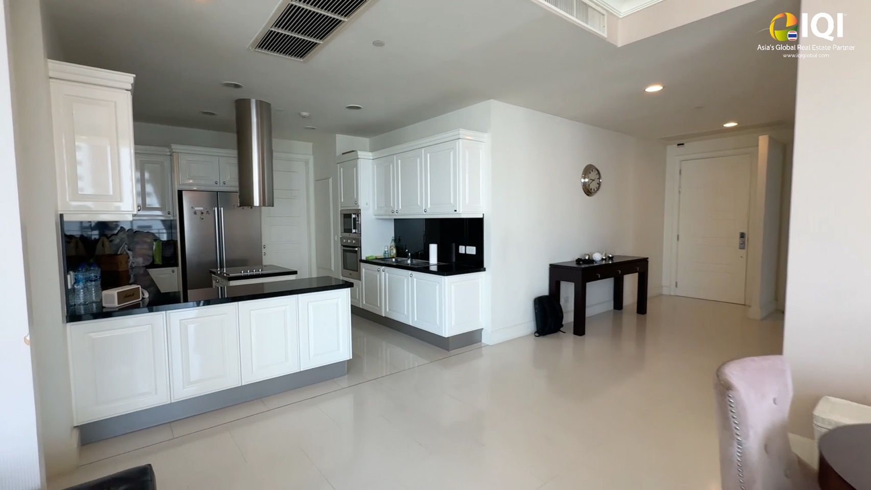 ขายด่วน! Condo Royce Private Residences คอนโดหรูใจกลางสุขุมวิท ใกล้ BTS และ MRT อโศก เพียง 950 เมตร Royce Private Residences สุขุมวิท 31 พื้นที่กว้างขวาง 176 ตร.ม. เทียบเท่าบ้านเดี่ยว บนทำเลกลาางเมือง เหมาะสำหรับครอบครัวที่ต้องการพื้นที่ใช้สอยกว้างขวาง 3