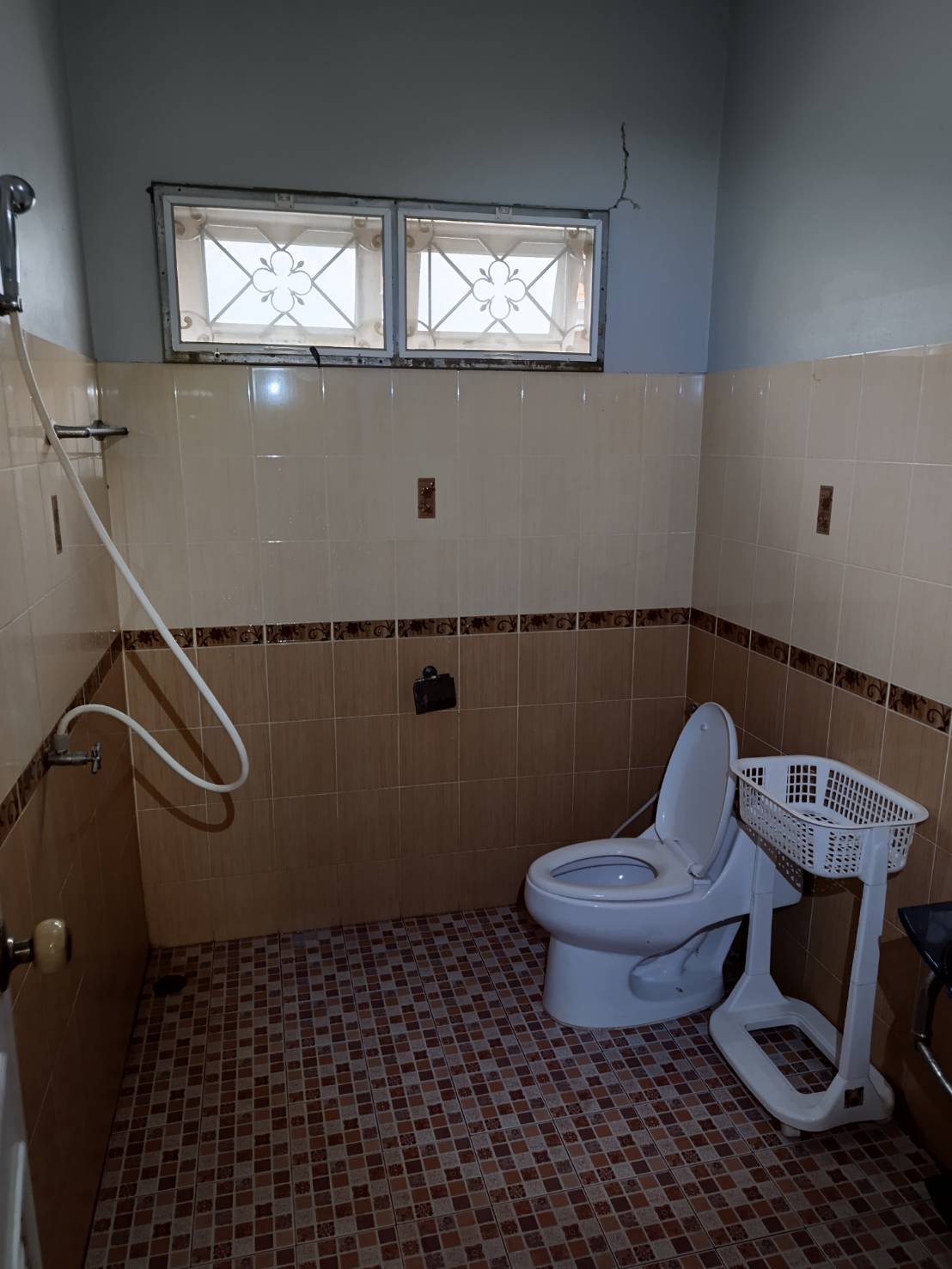 ขายบ้านเดี่ยว พฤกษาแลนด์ หนองชาก บ้านบึง ชลบุรี ราคาดีที่สุดในย่านนี้! เพียง 2.99 ล้านบาท บนพื้นที่กว้างขวางถึง 93.4 ตร.ว. ขนาด 2 ห้องนอน 2 ห้องน้ำ พร้อมห้องครัว ห้องทานข้าว และห้องรับแขก แถมเฟอร์นิเจอร์และแอร์ 2 เครื่อง จอดรถสบายๆ ได้ถึง 7 คัน! (ในบ้าน 4