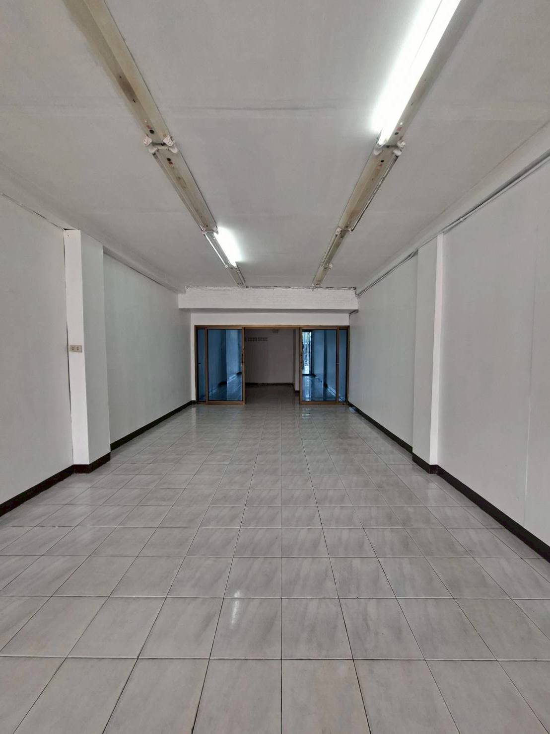 พื้นที่ให้เช่า ติดถนนเฉลิมพระเกียรติ ใกล้ซีคอนสแควร์ ศรีนครินทร์ (N.1856)