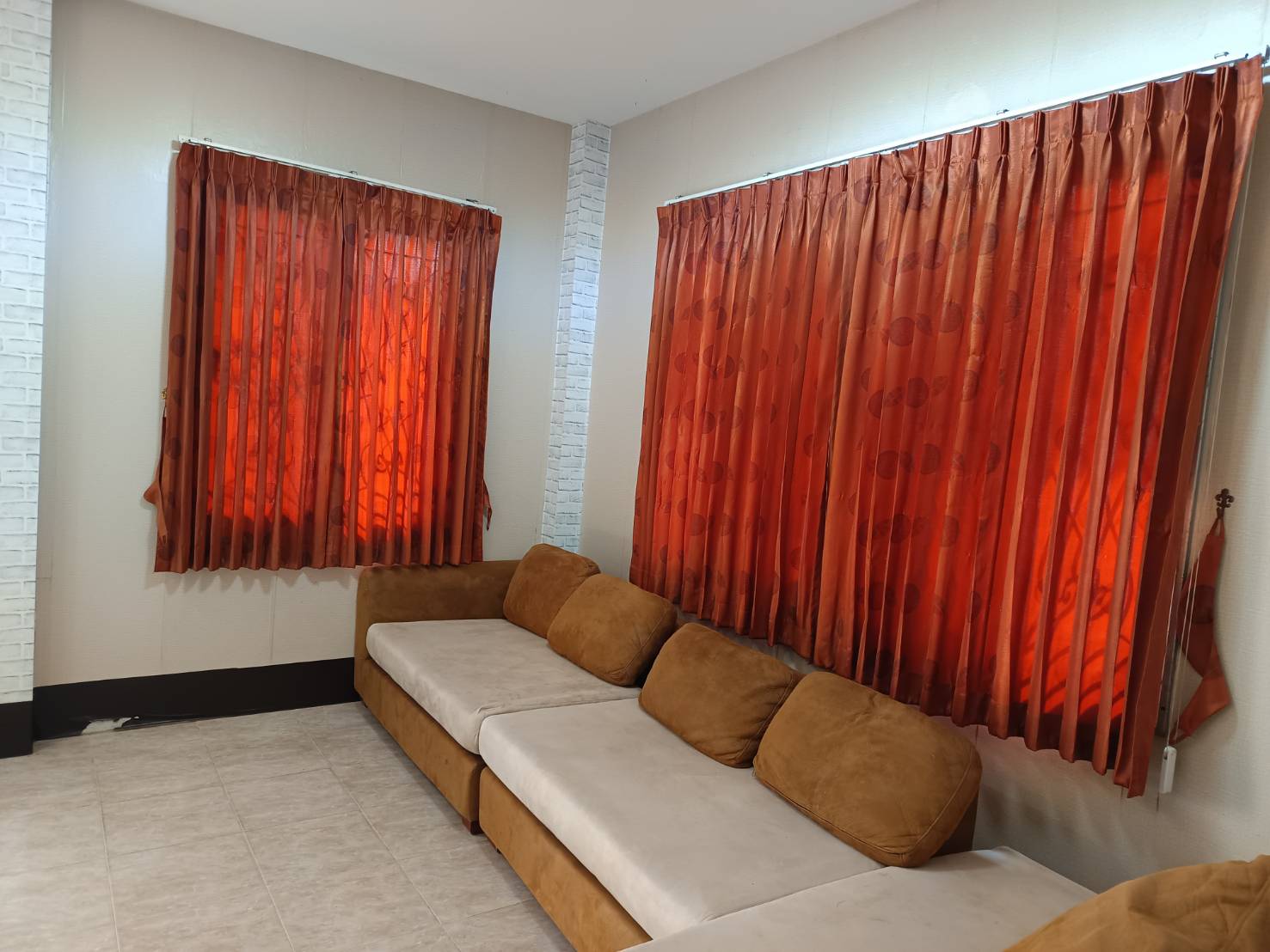 ขายบ้านเดี่ยว พฤกษาแลนด์ หนองชาก บ้านบึง ชลบุรี ราคาดีที่สุดในย่านนี้! เพียง 2.99 ล้านบาท บนพื้นที่กว้างขวางถึง 93.4 ตร.ว. ขนาด 2 ห้องนอน 2 ห้องน้ำ พร้อมห้องครัว ห้องทานข้าว และห้องรับแขก แถมเฟอร์นิเจอร์และแอร์ 2 เครื่อง จอดรถสบายๆ ได้ถึง 7 คัน! (ในบ้าน 4