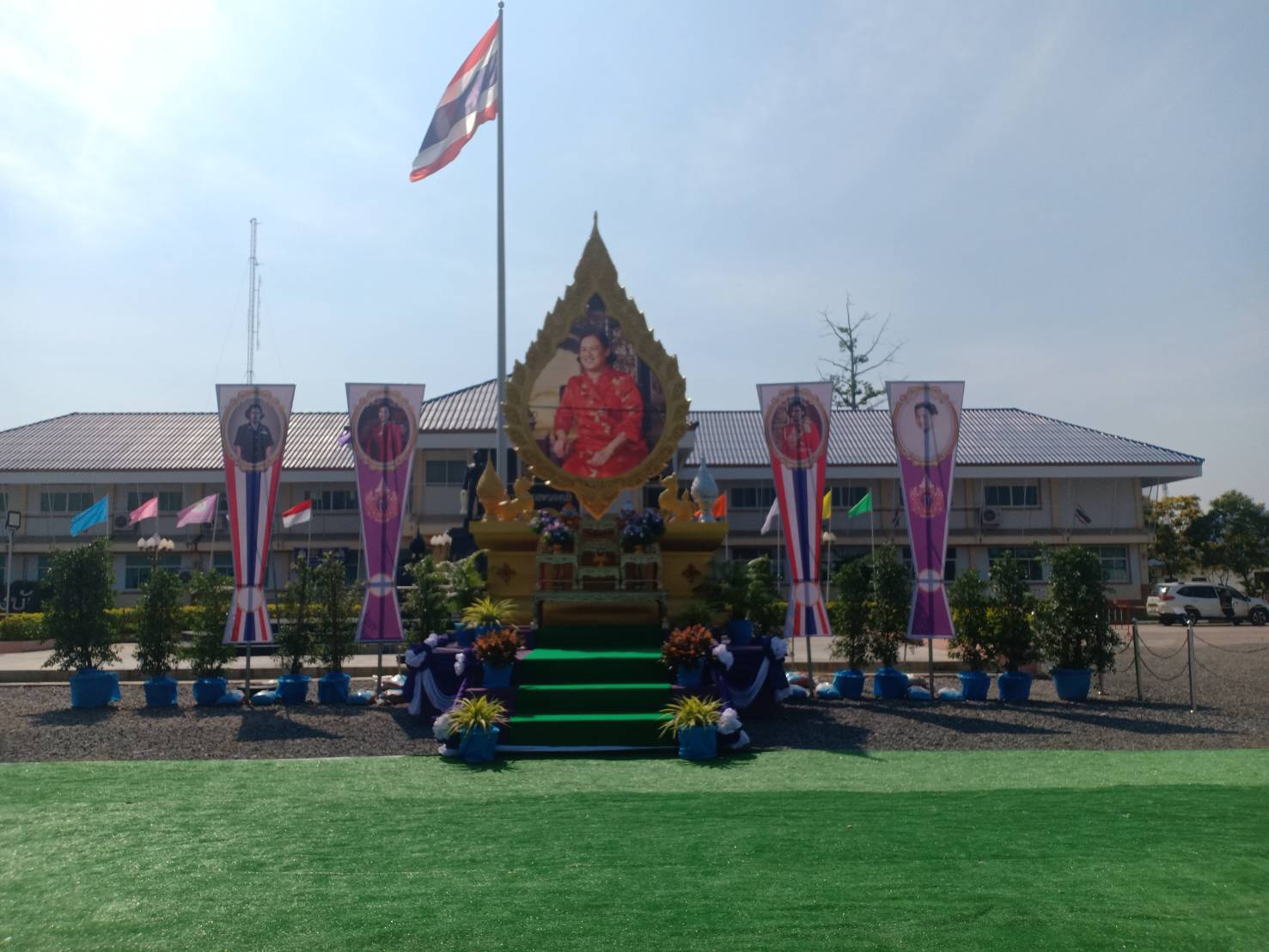 ซุ้มเฉลิมพระเกียรติ ฯ พระบรมฉายาลักษณ์ กลมสมเด็จพระเทพรัตนราชสุดา