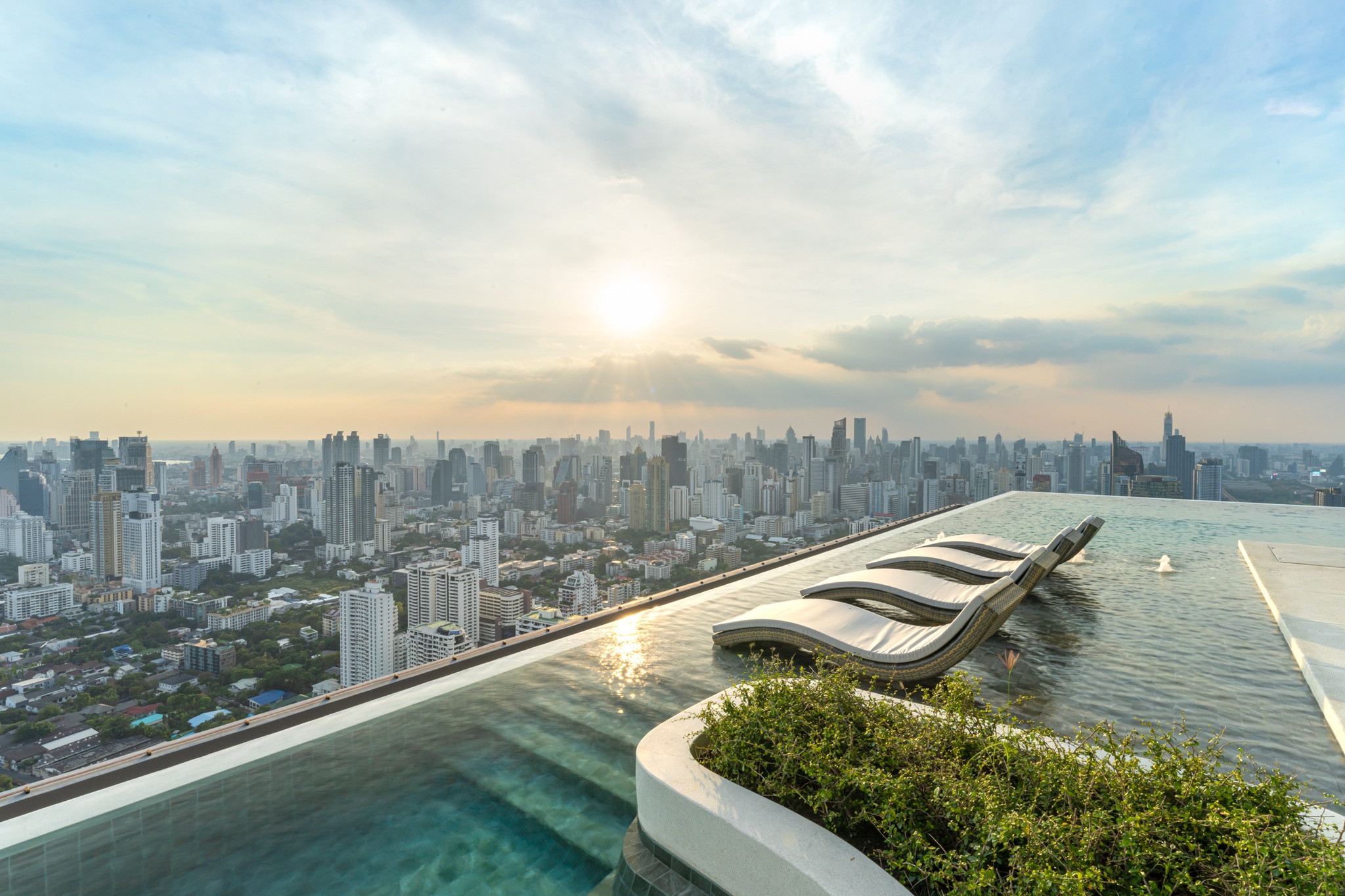 Cloud Thonglor–Phetchaburi Condominium Experience and prove for yourself the true value of location, luxury, and lifestyle — a high-end condominium offering over 4,000 sq.m. of full-facility common areas, the most comprehensive in this district.
