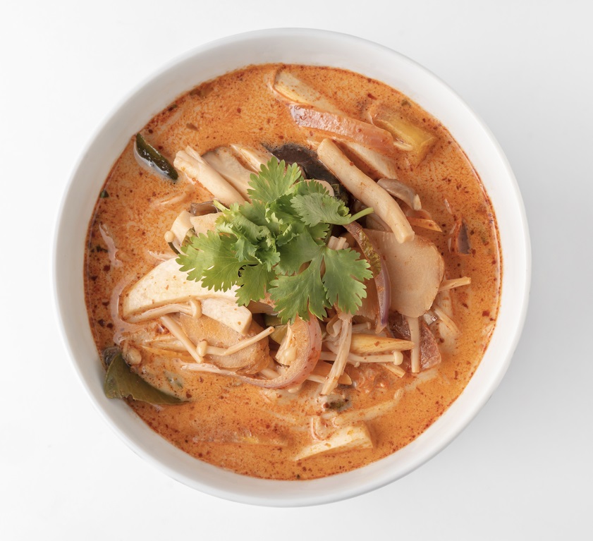 ต้มยำเห็ดรวมเจ ใส่ในชามสีขาว ของร้านโซวีแกน