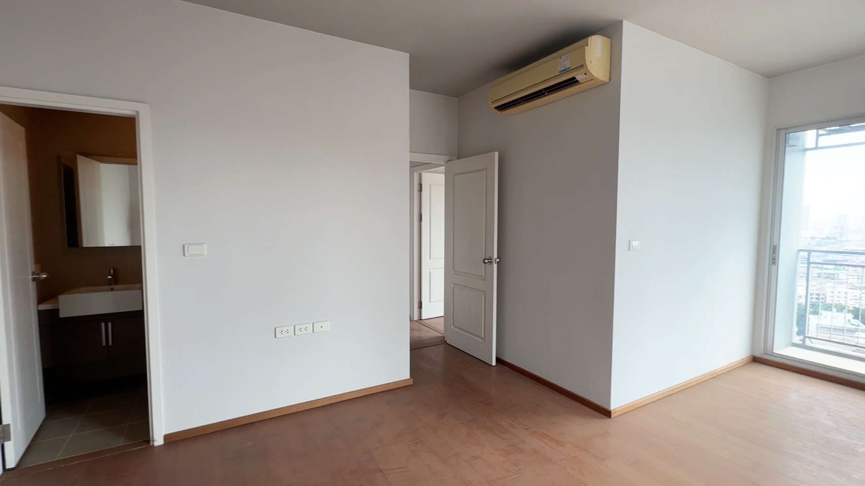 ขาย Hive Sathorn (ไฮฬ์ สาทร คอนโด) ชั้น 23 ขนาดห้อง 70 ตร.ม. บนทำเลติด BTS สถานีกรุงธนบุรี ซึ่งปัจจุบันเป็นจุดเปลี่ยนรถไฟฟ้าสายสีทอง