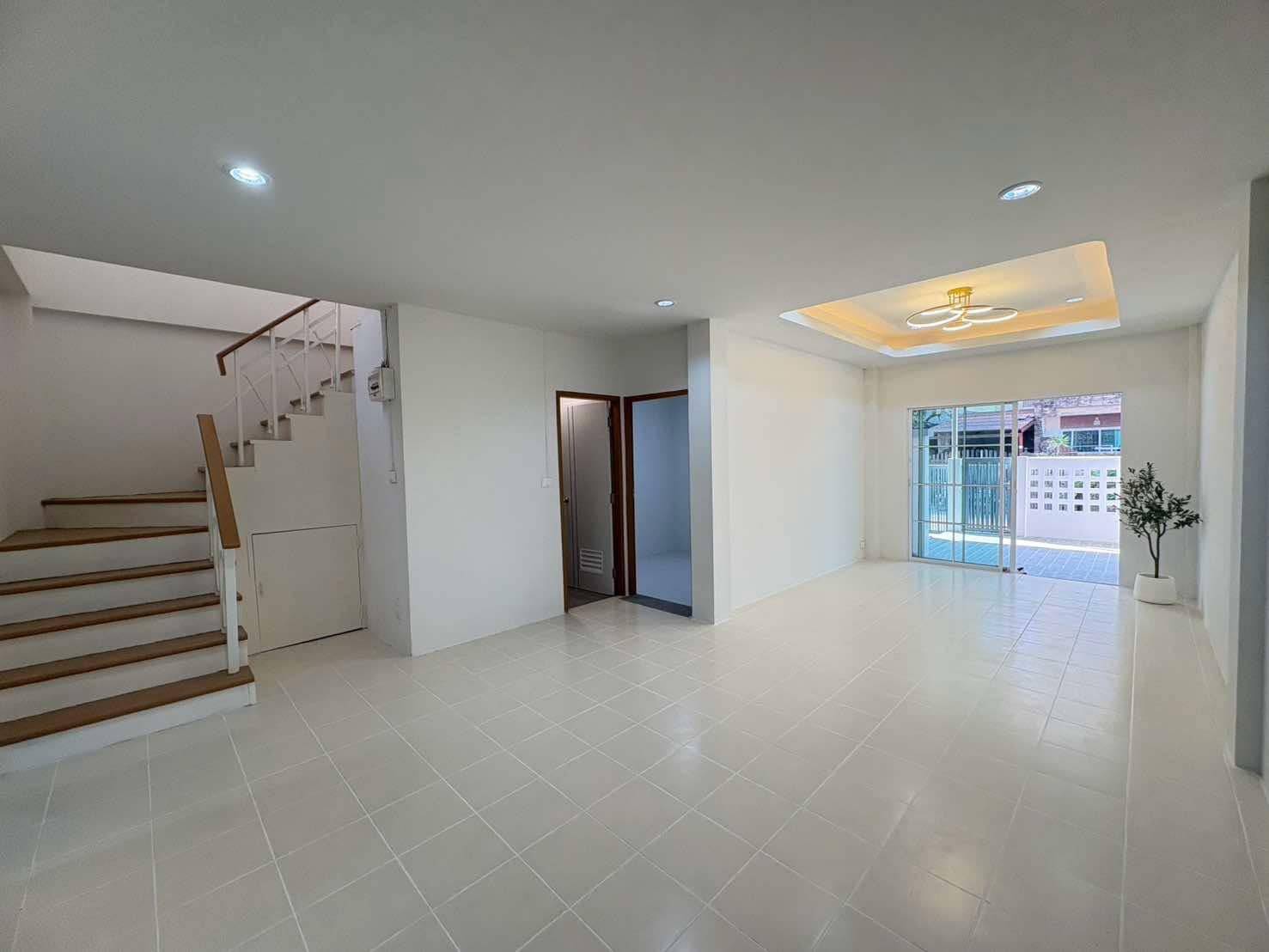 ขายทาวน์เฮาส์ 2 ชั้น หมู่บ้าน พูนสินธานี3 ซ.เคหะร่มเกล้า 64 รีโนเวทใหม่ พร้อมอยู่ (N.1532)