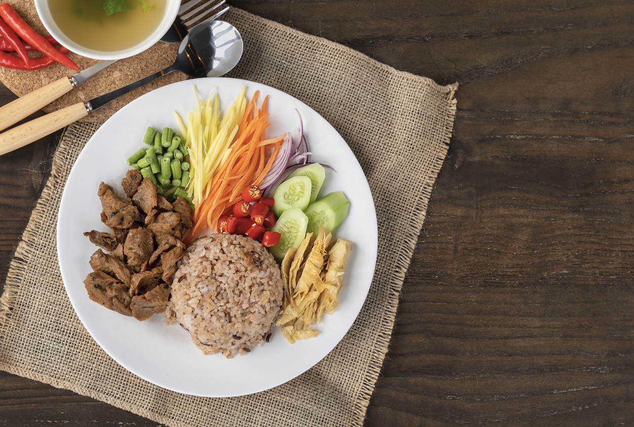 ข้าวคลุกกะปิมังสวิรัติ ใส่ในจานสีขาว ของร้านโซวีแกน