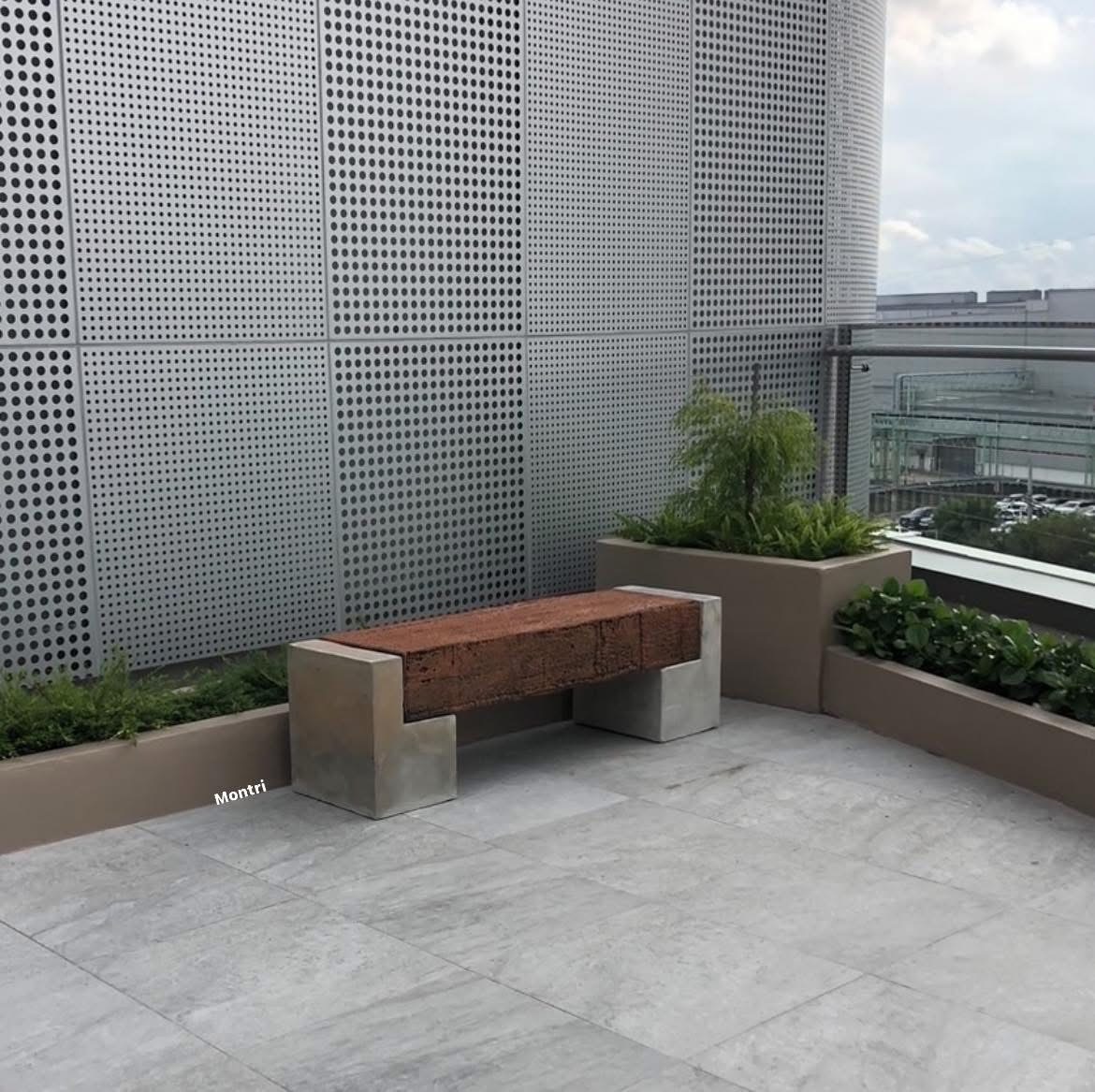 เก้าอี้สนาม ขนาด กว้าง 40 ยาว 150 สูง 45 cm. ดีไซน์ลายไม้ผสมผสานกับขาปูนเปลือยแนวร่วมสมัย ทนแดดทนฝน รับน้ำหนักได้ดี แข็งแกร่ง