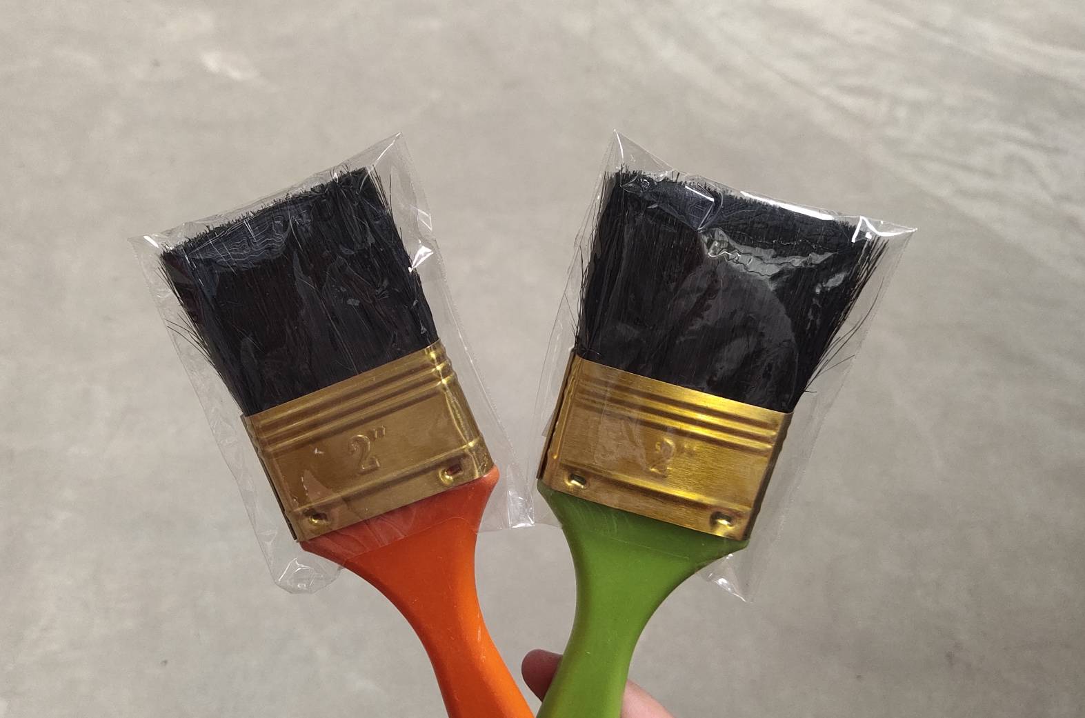 แปรงทาสีขนดำ ทาได้ทั้งสีน้ำเเละสีน้ำมัน ขนาด 2 นิ้ว แบบคละสี