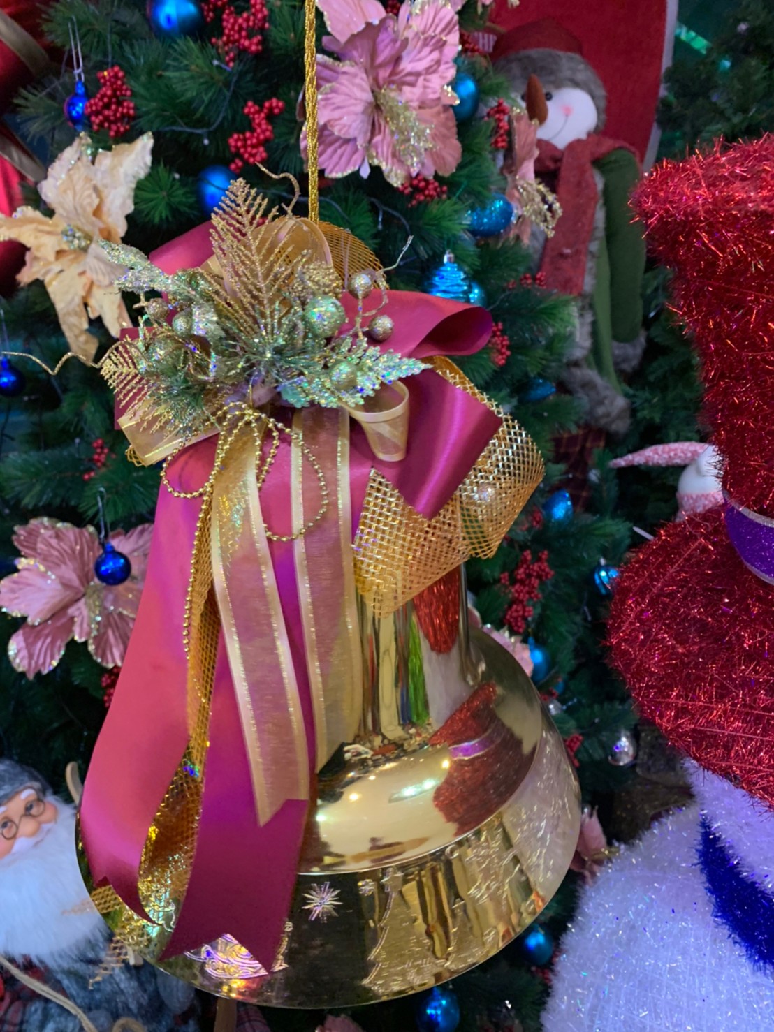 ใครๆเค้าก็แขวนระฆังสีทองกันในวันคริสต์มาสทั้งนั้นเหละ เรารวบรวมสินค้าให้เช่านานาชนิดในธีมคริสต์มาสตกแต่ง