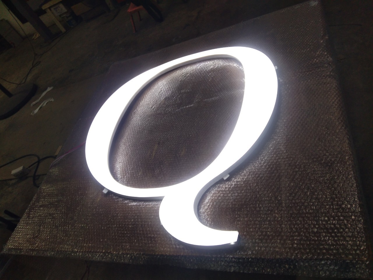 ป้ายอักษรไฟออกรอบตัว '' Q ''