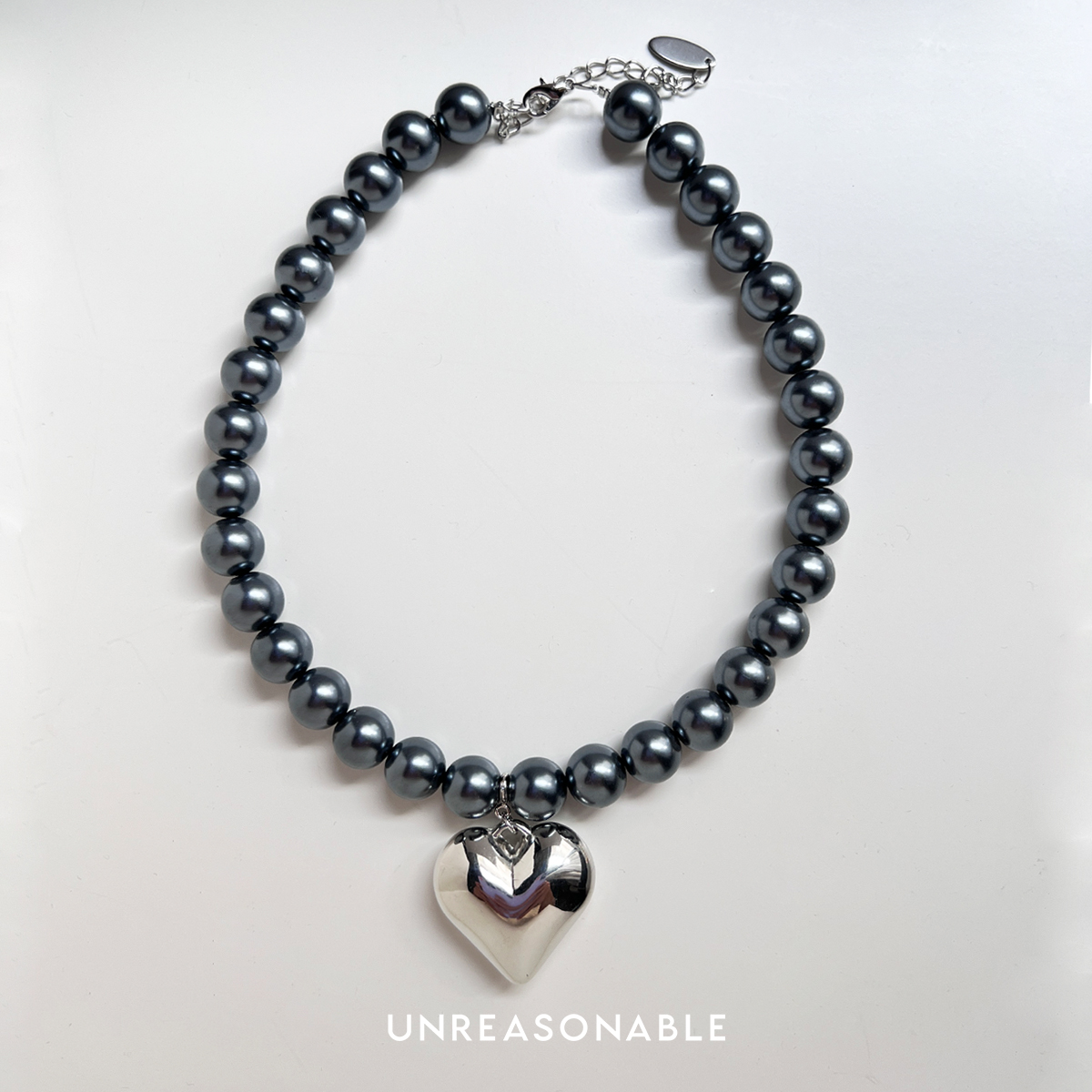 สร้อยคอมุกแก้ว สีเทาเข้ม ขนาด 12 mm. จี้หัวใจสีเงิน ถอดได้ UA0958-01 Unreasonable Accessories