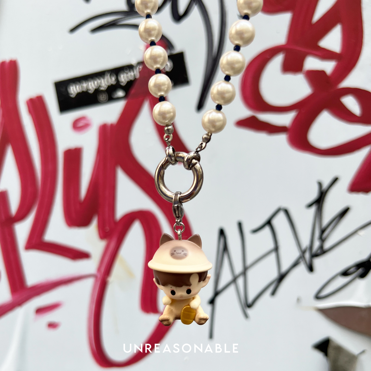 สร้อยคอมุกแก้วสลับหินสีน้ำเงินเข้ม 8 mm. HACIPUPU POP BEAN Popmart UA1006-01 Unreasonable Accessories