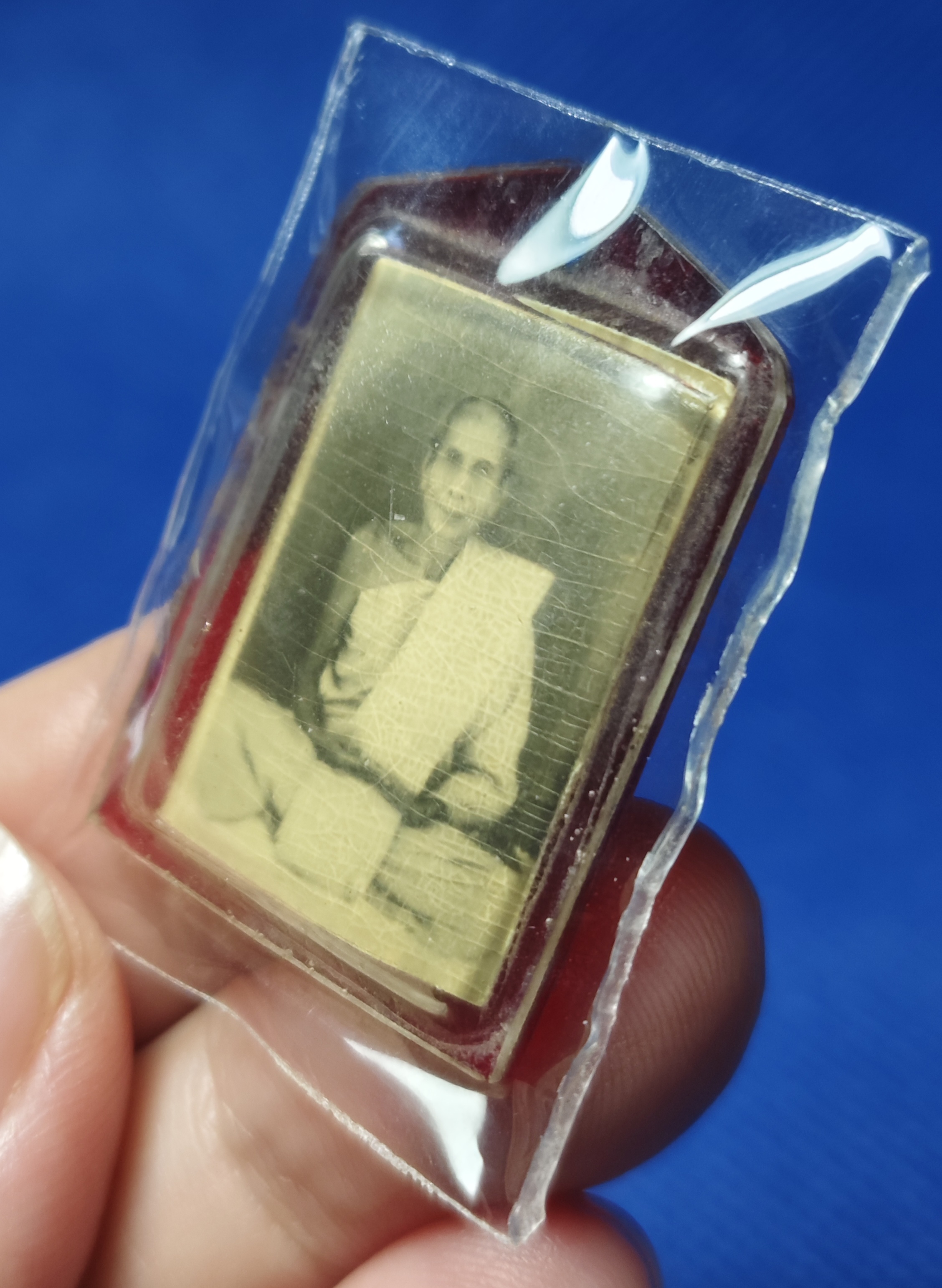รูปถ่าย ขนาดห้อยคอ หลวงปู่ซุน วัดบ้านเสือโก้ก สร้างประมาณ ปี2500 ( มีรอยจาร ) สุดยอดเกจิ มหาสารคาม ((สายสำเร็จลุน))