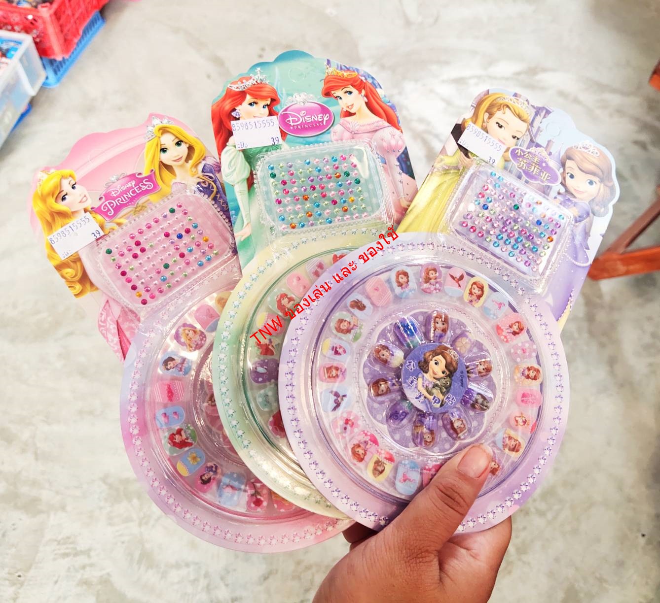 ของเล่น เล็บปลอมสำหรับเด็ก มีกาวในตัวแบบสำเร็จพร้อมสติ๊กเกอร์ เเละคริสตัลตกเเต่ง ลายการ์ตูนน่ารัก (แบบคละลาย)