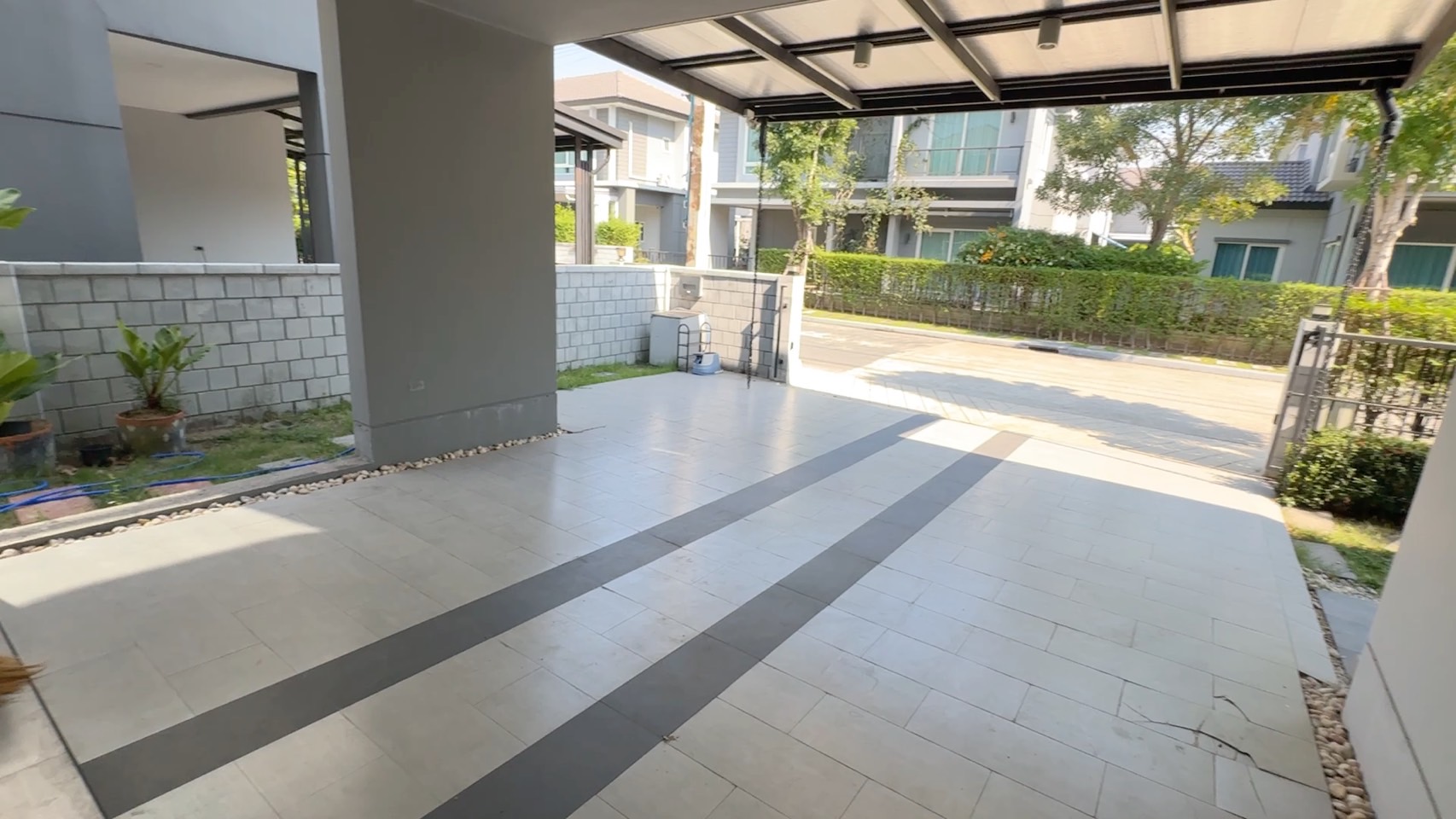 ขาย บ้านเดี่ยว 2 ชั้น พื้นที่ 55.8 ตร.ว. Centro bangna Wongwaen (หมู่บ้านเซนโทร บางนา-วงแหวน) ทำเลศักยภาพ: ตั้งอยู่ในซอยเฉลิมพระเกียรติ 30 เชื่อมต่อถนนศรีนครินทร์ บางนา และวงแหวนกาญจนาฯ ใกล้ทางด่วนบูรพาวิถี สะดวกในการเดินทางทั้งเข้าเมืองและออกนอกเมือง