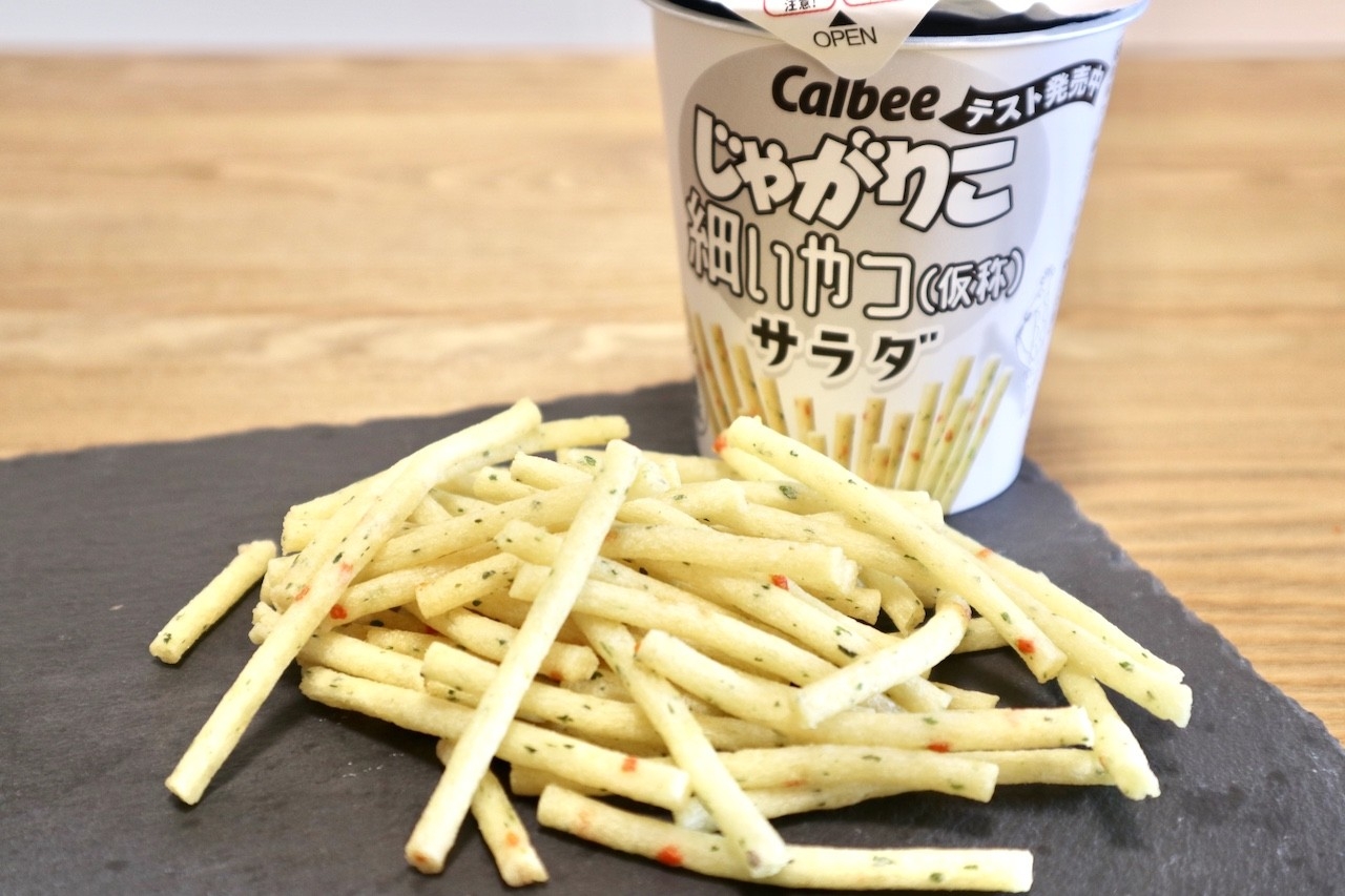 มันฝรั่งแท่งจากคาลบี้ Jagariko Thin Stick Salad Flavor 52 g じゃがりこ細いやつ サラダ