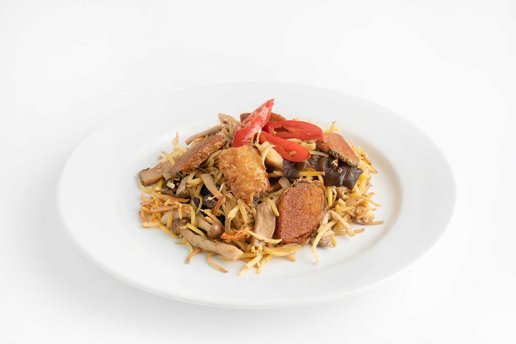 ผัดขิงปลาเจ (Stir fried ginger with vegan fishless and mushrooms)