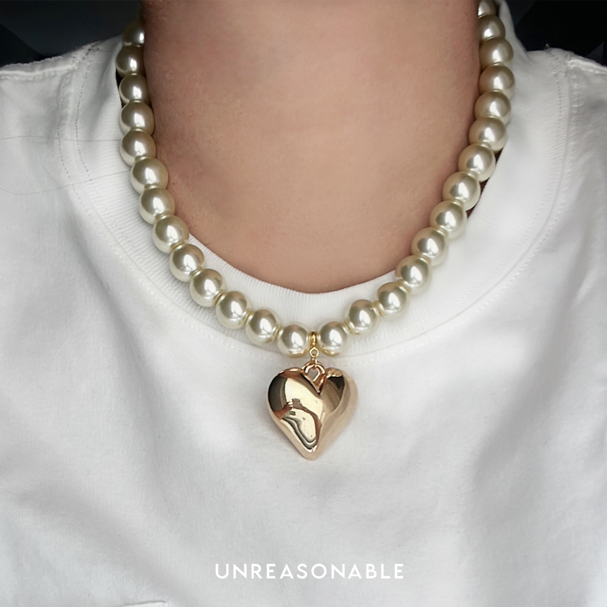สร้อยคอมุกแก้ว สีเหลืองทอง ขนาด 12 mm. จี้หัวใจสีทอง ถอดได้ UA0957-01 Unreasonable Accessories